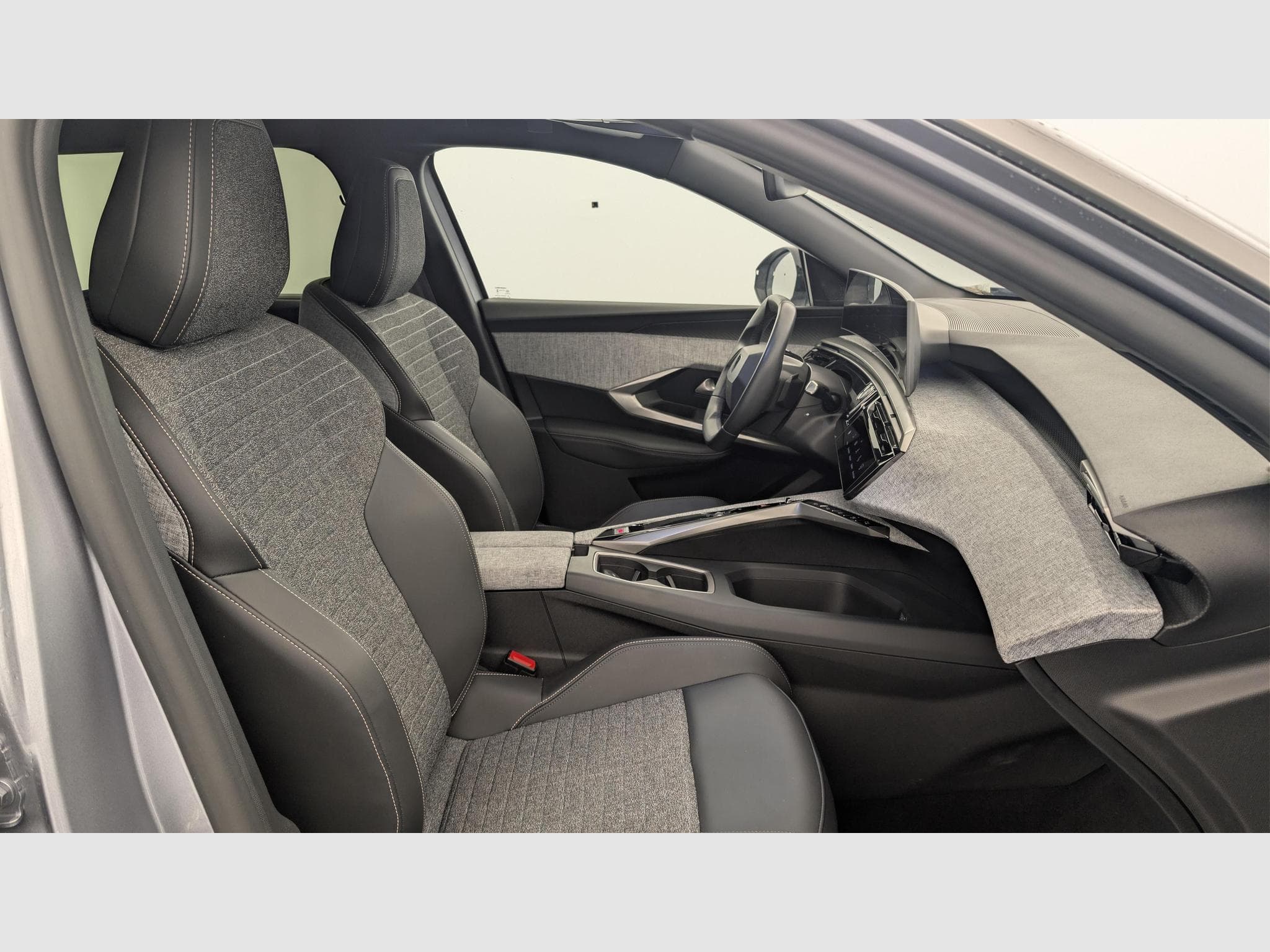 Peugeot 5008 Hybrid 136 e-DCS6 Allure (2025) - Photo 9