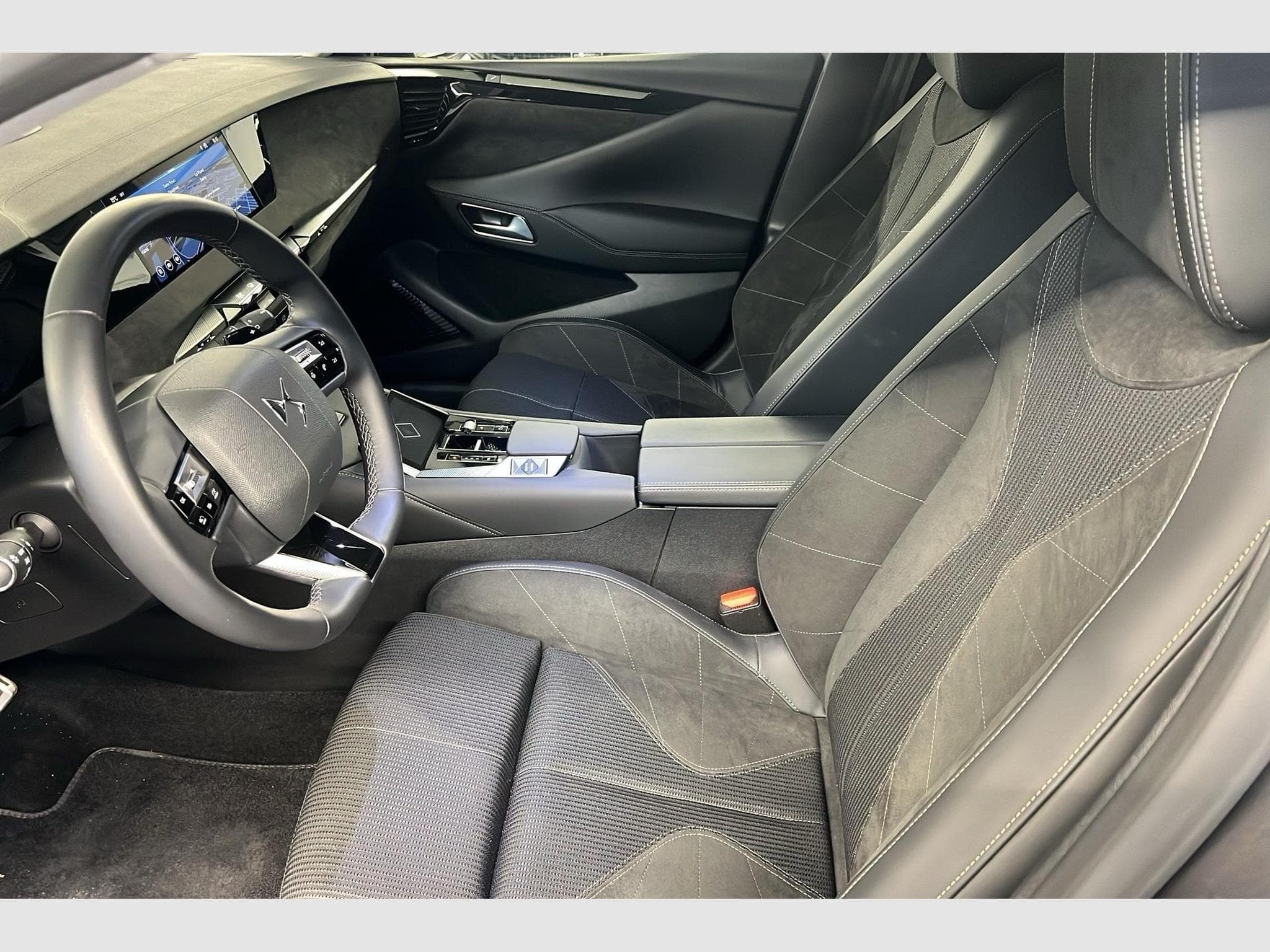 DS Automobiles DS4 BlueHDi 130 EAT8 Etoile - Alcantara (2024) - Photo 9