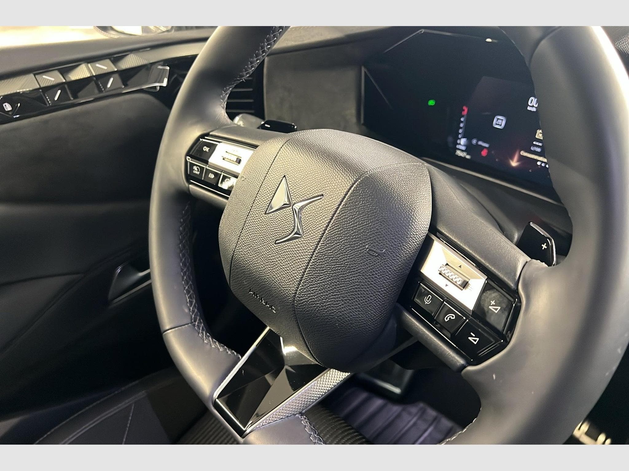 DS Automobiles DS4 BlueHDi 130 EAT8 Etoile - Alcantara (2024) - Photo 15