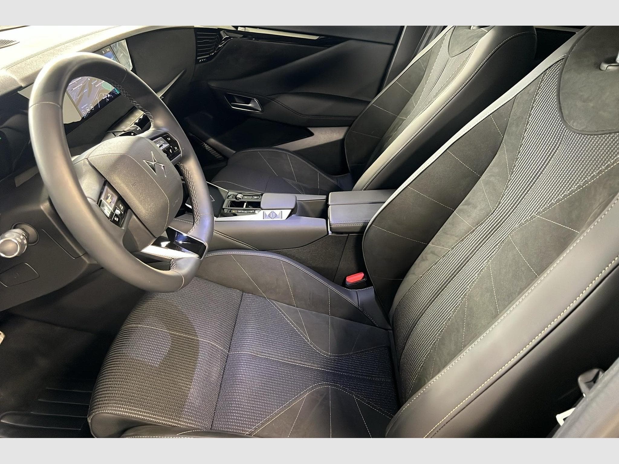 DS Automobiles DS4 BlueHDi 130 EAT8 Etoile - Alcantara (2024) - Photo 9