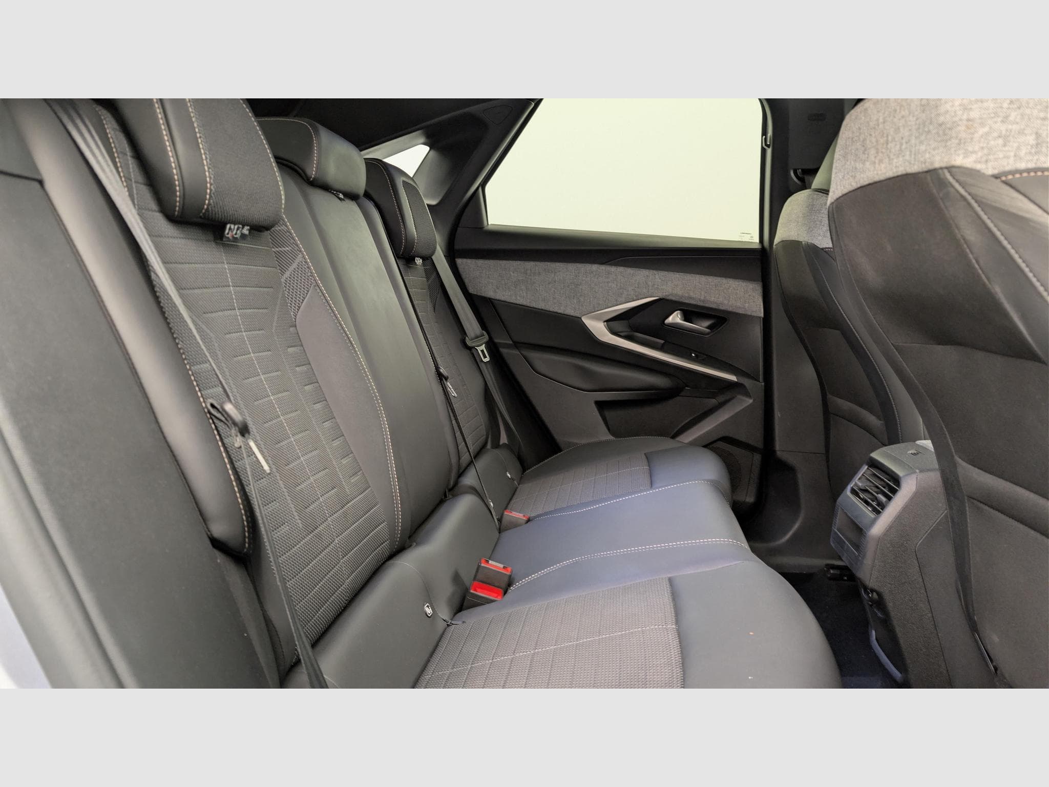 Peugeot 3008 Hybrid 136 e-DCS6 Allure (2024) - Photo 10