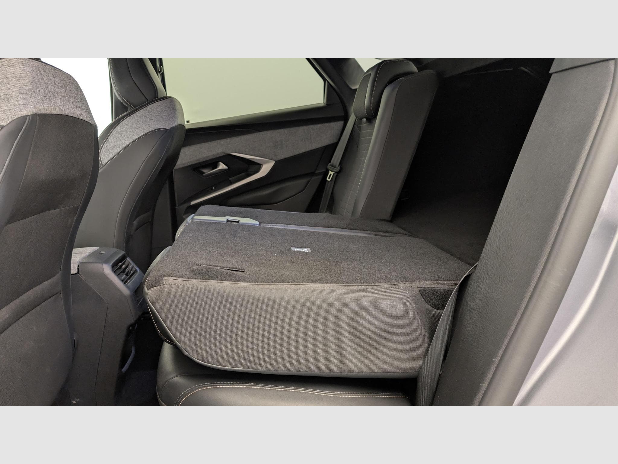Peugeot 3008 Hybrid 136 e-DCS6 Allure (2024) - Photo 12