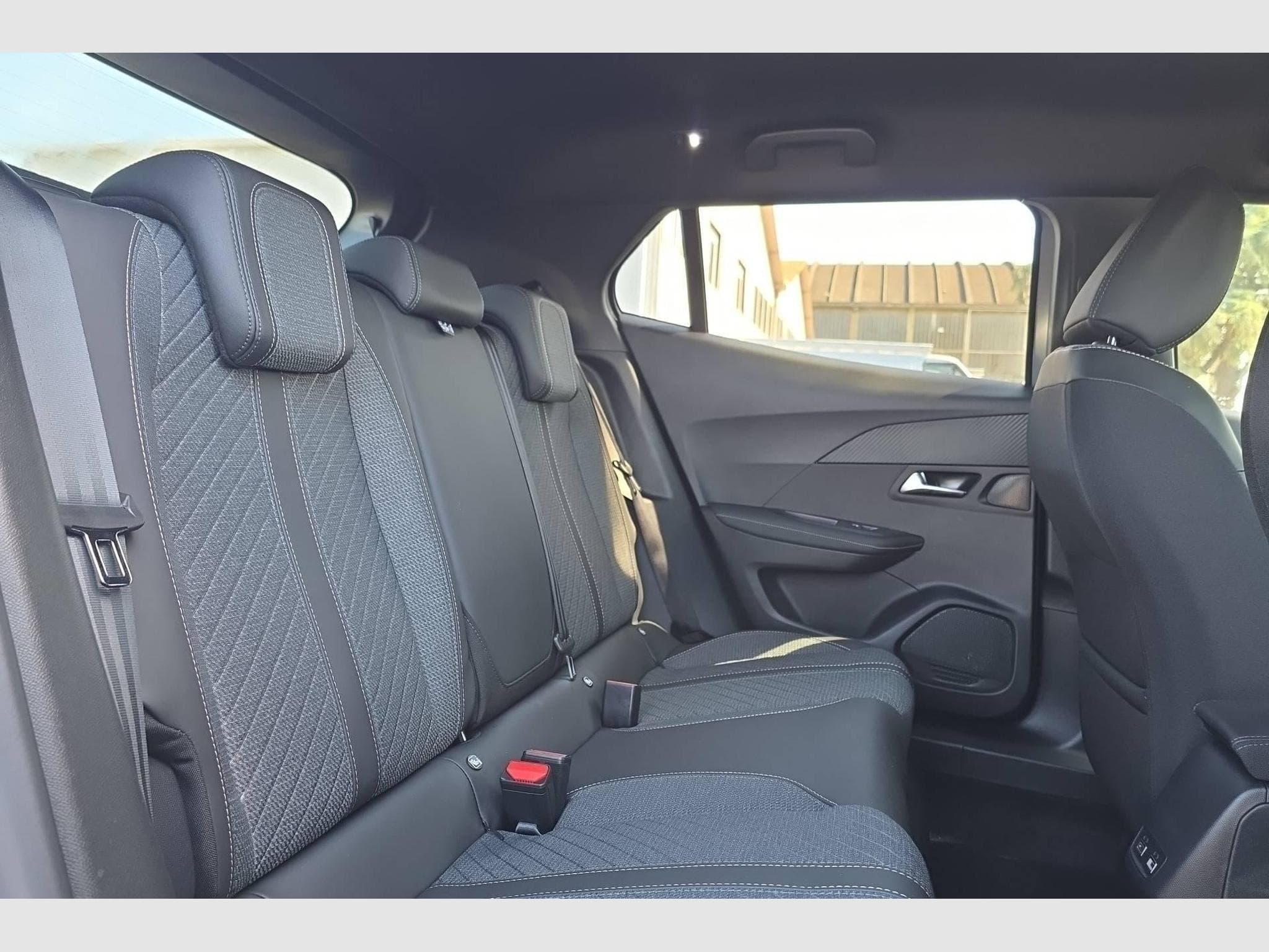 Peugeot 2008 Hybrid 145 e-DCS6 Allure (2026) - Photo 10