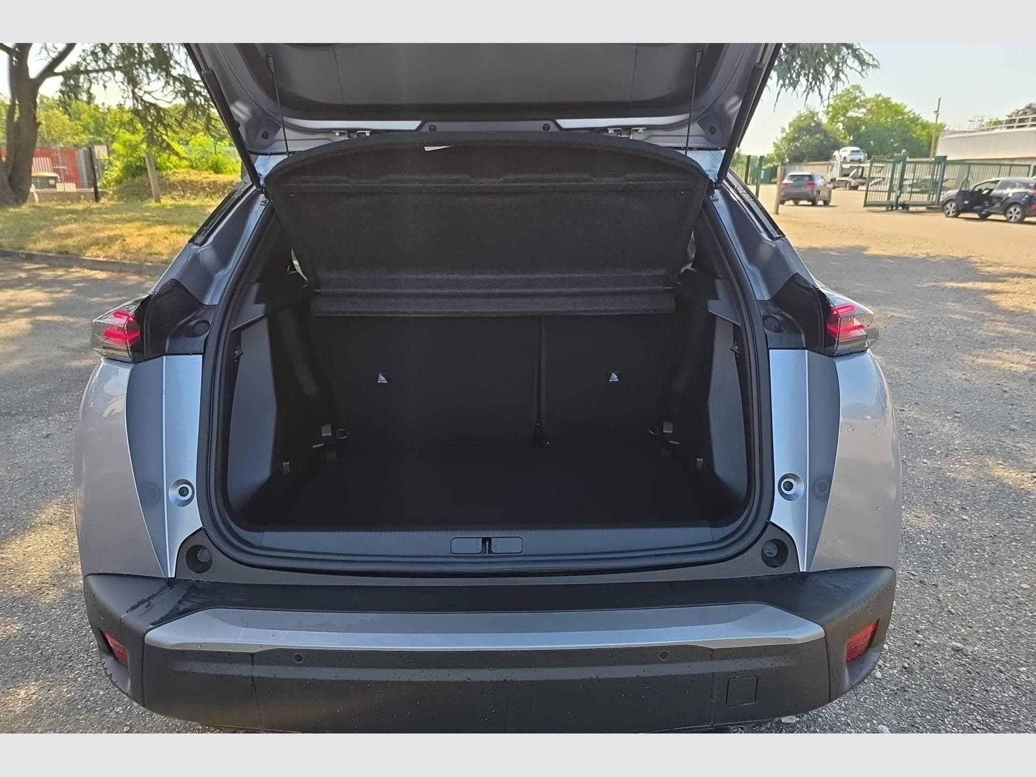 Peugeot 2008 Hybrid 145 e-DCS6 Allure (2026) - Photo 11