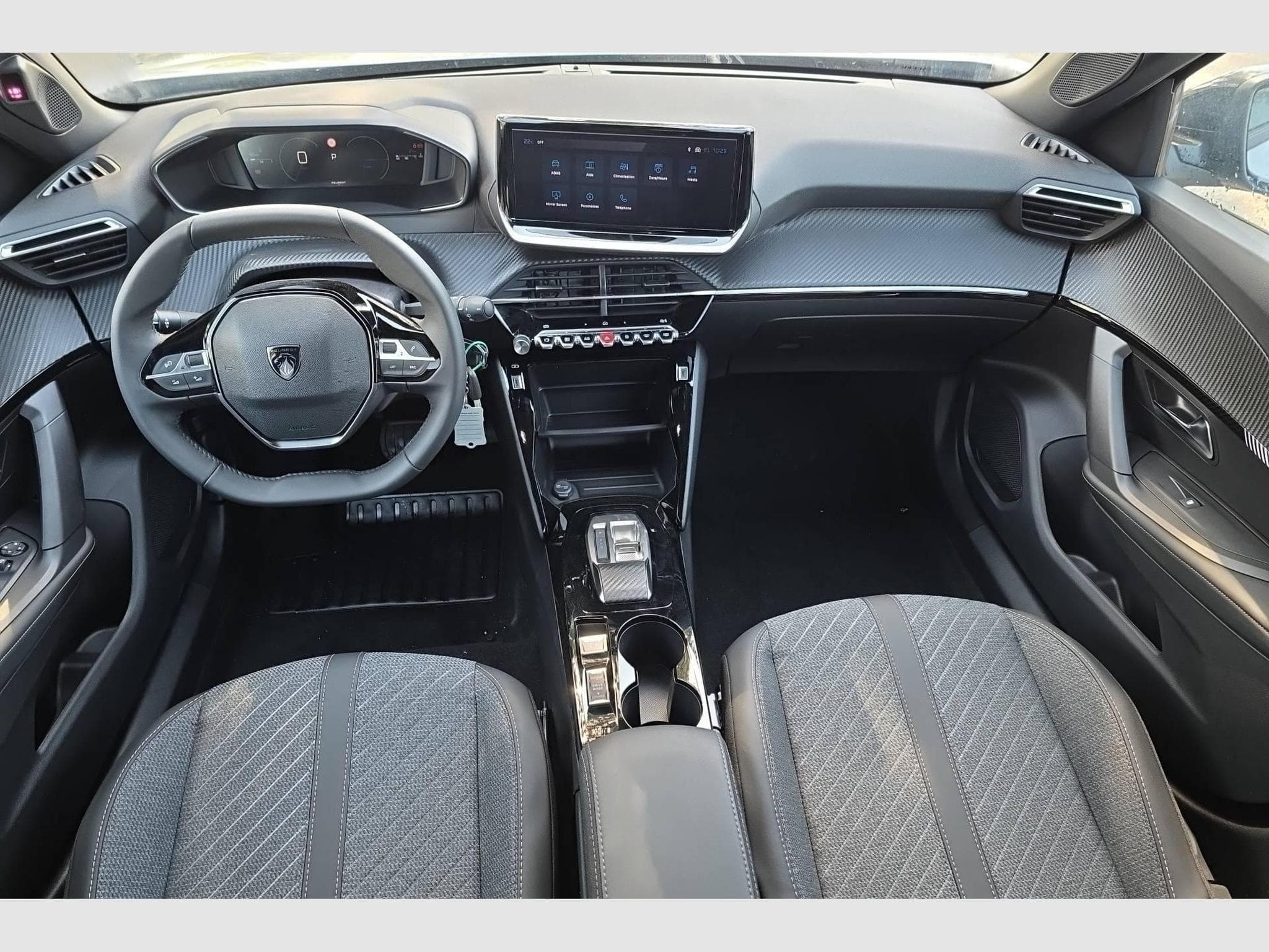 Peugeot 2008 Hybrid 145 e-DCS6 Allure (2026) - Photo 12
