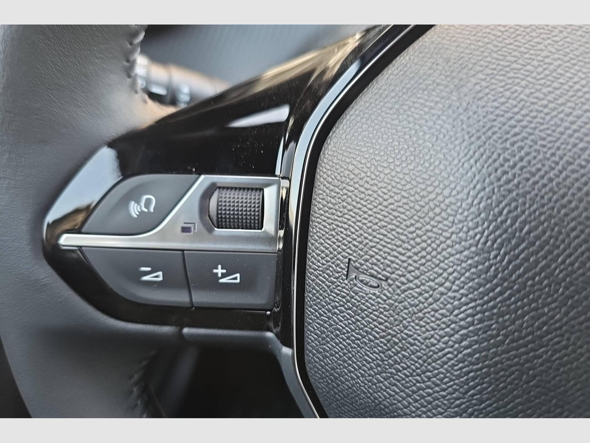 Peugeot 2008 Hybrid 145 e-DCS6 Allure (2026) - Photo 15