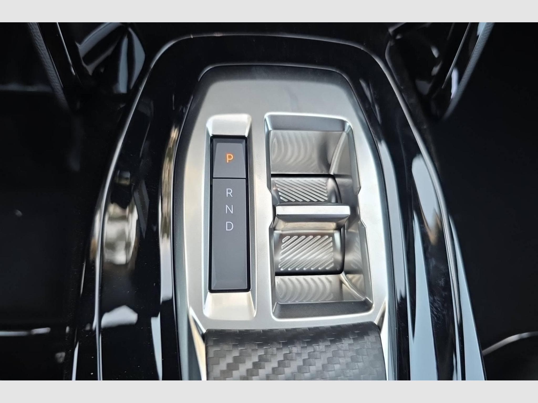 Peugeot 2008 Hybrid 145 e-DCS6 Allure (2026) - Photo 16