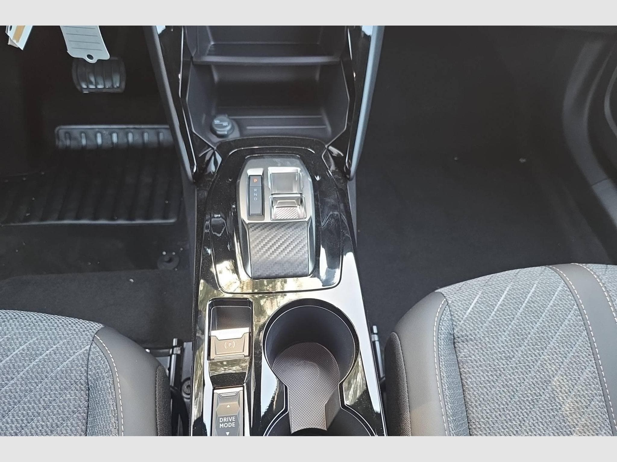 Peugeot 2008 Hybrid 145 e-DCS6 Allure (2026) - Photo 17