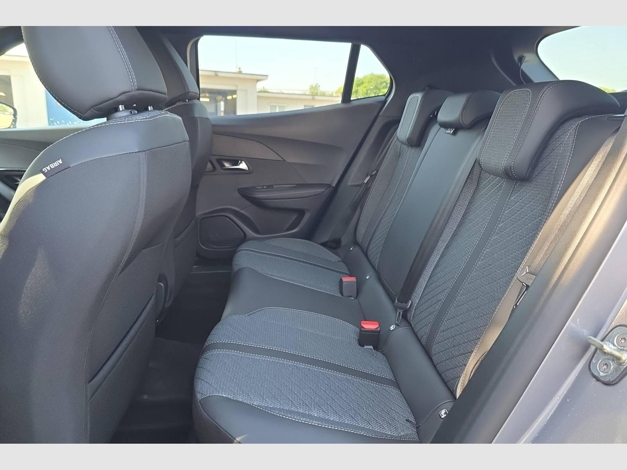 Peugeot 2008 Hybrid 145 e-DCS6 Allure (2026) - Photo 19