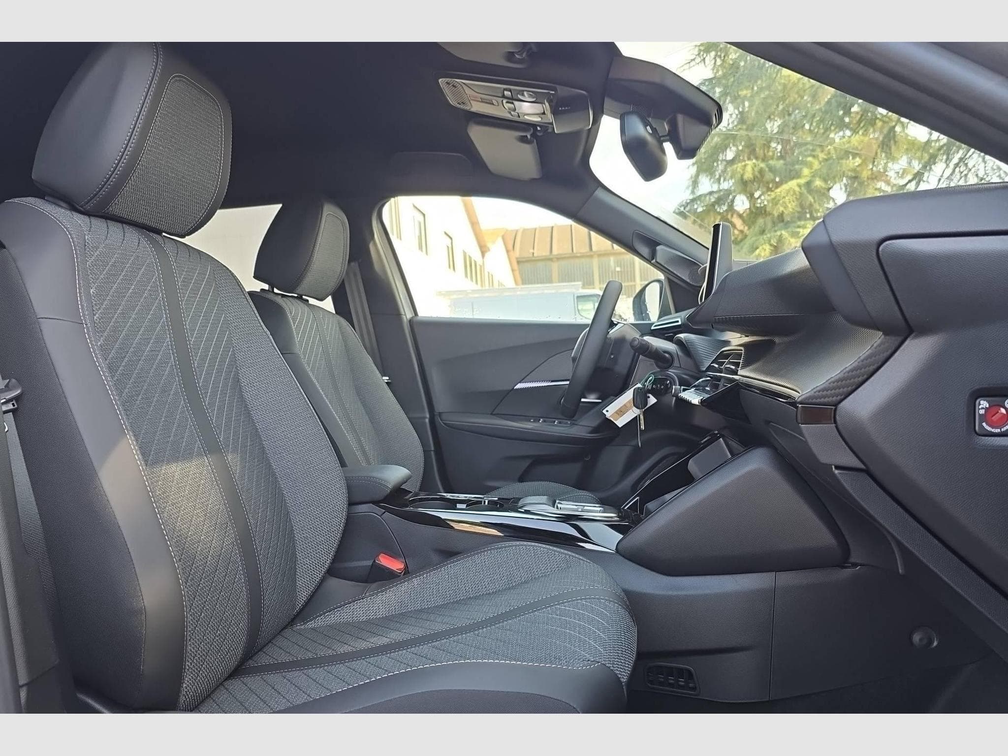 Peugeot 2008 Hybrid 145 e-DCS6 Allure (2026) - Photo 9