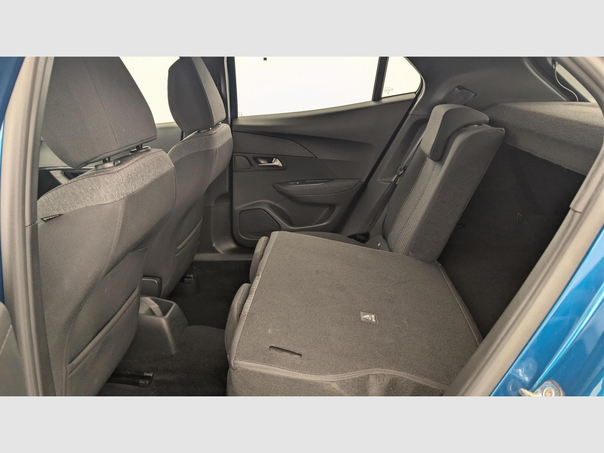 Peugeot 2008 Hybrid 145 e-DCS6 Style (2025) - Photo 12