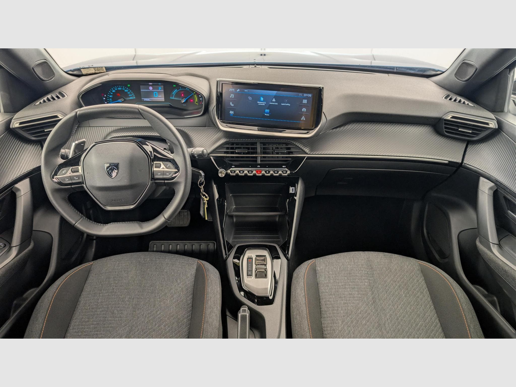Peugeot 2008 Hybrid 145 e-DCS6 Style (2025) - Photo 13