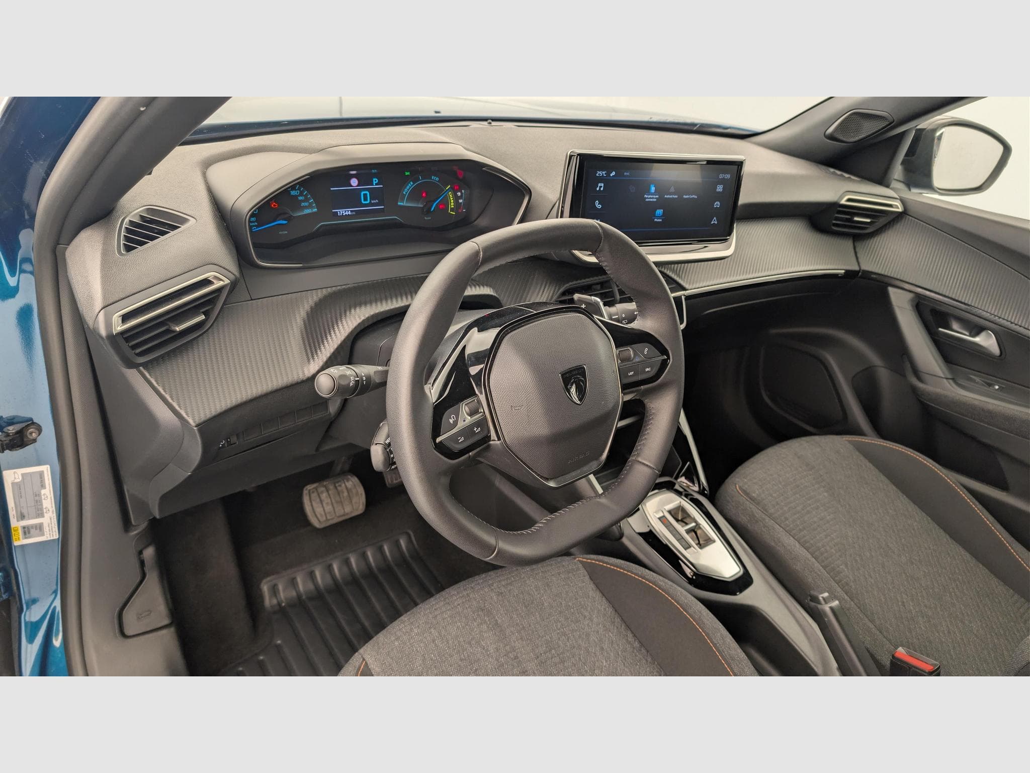 Peugeot 2008 Hybrid 145 e-DCS6 Style (2025) - Photo 15