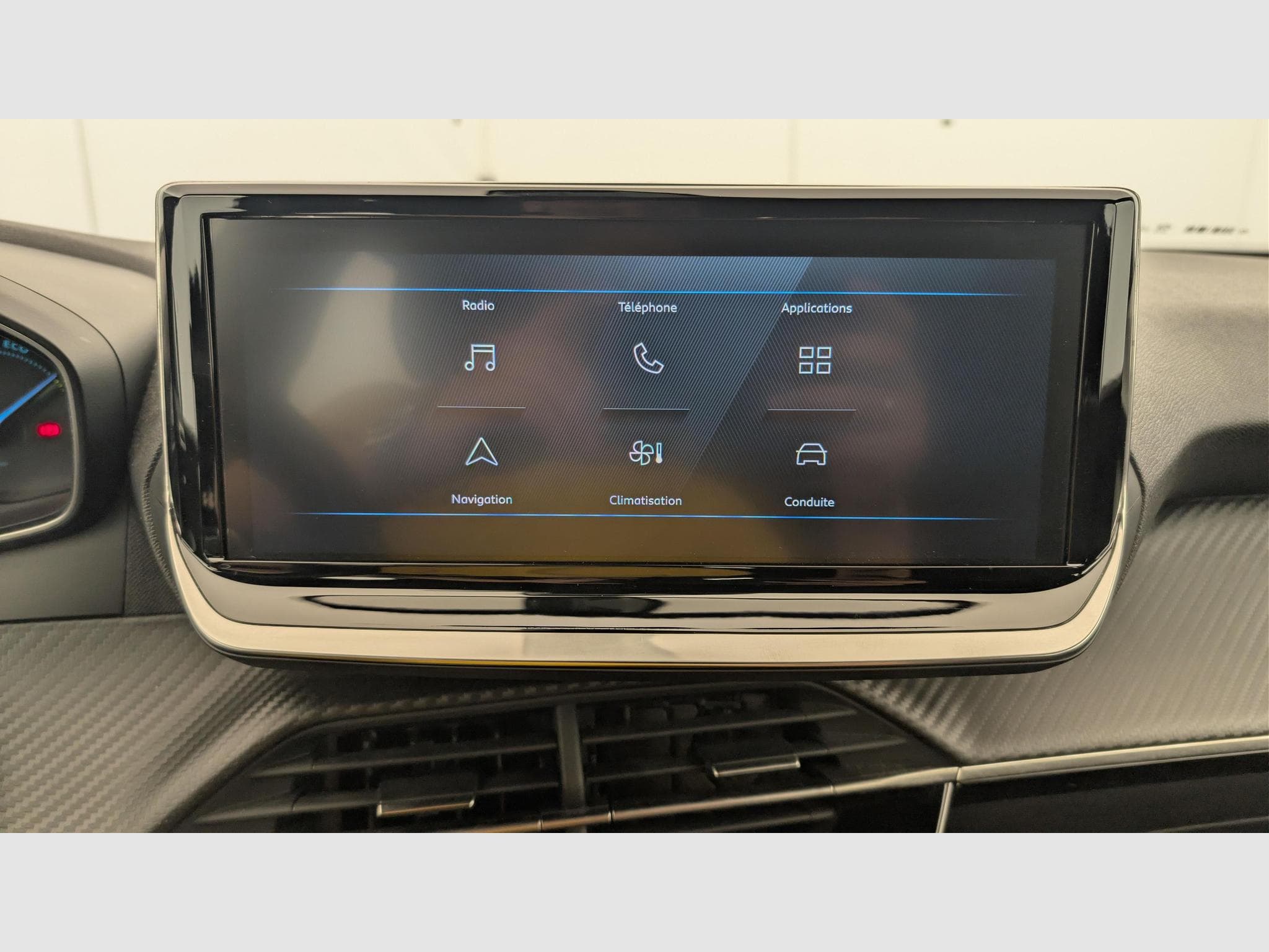 Peugeot 2008 Hybrid 145 e-DCS6 Style (2025) - Photo 18