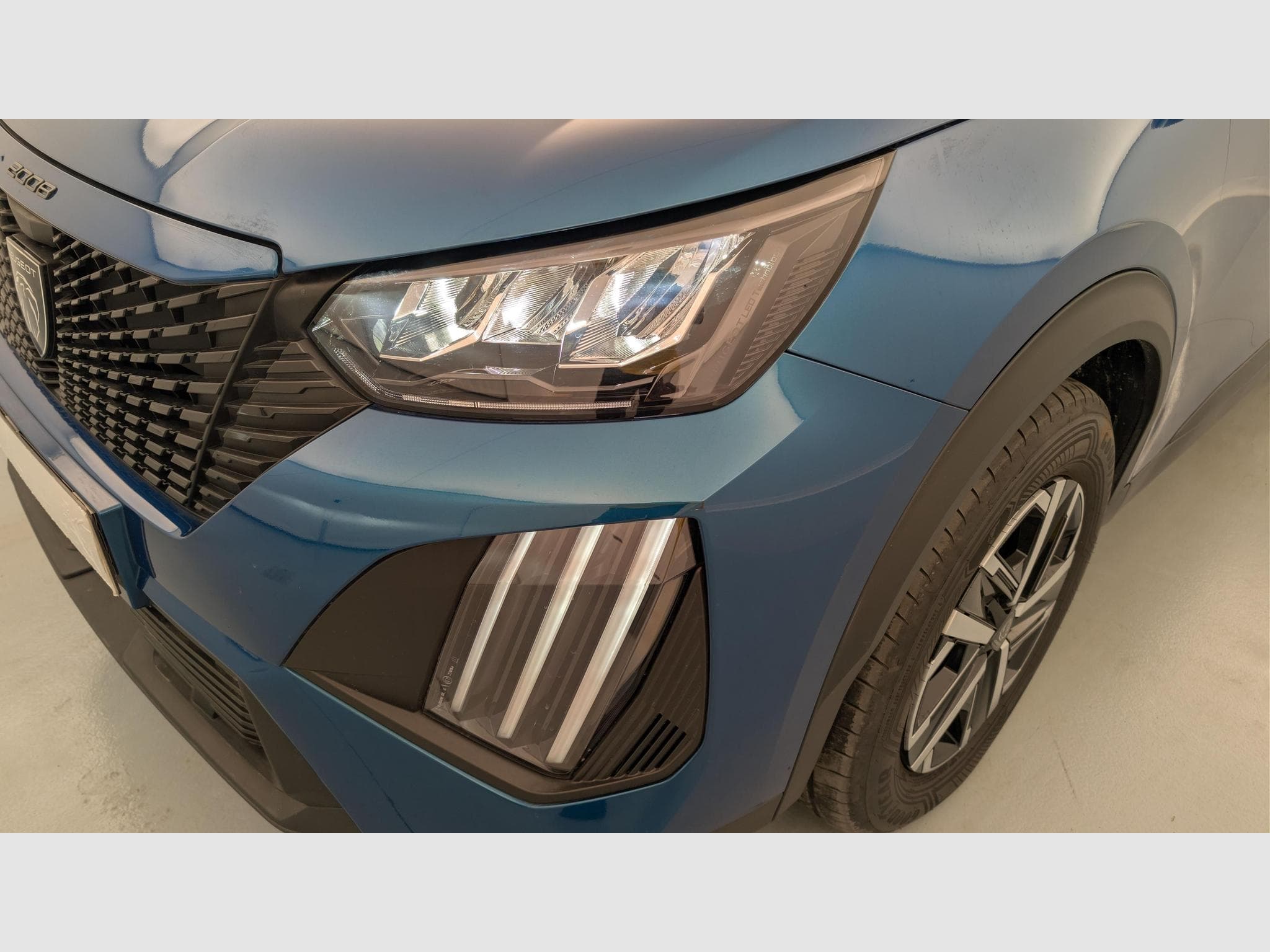 Peugeot 2008 Hybrid 145 e-DCS6 Style (2025) - Photo 20