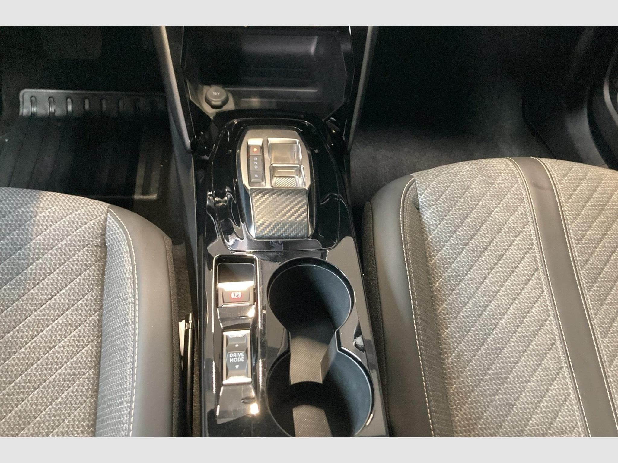 Peugeot 2008 ELECTRIQUE 50 kWh 136 ch Allure (2025) - Photo 17