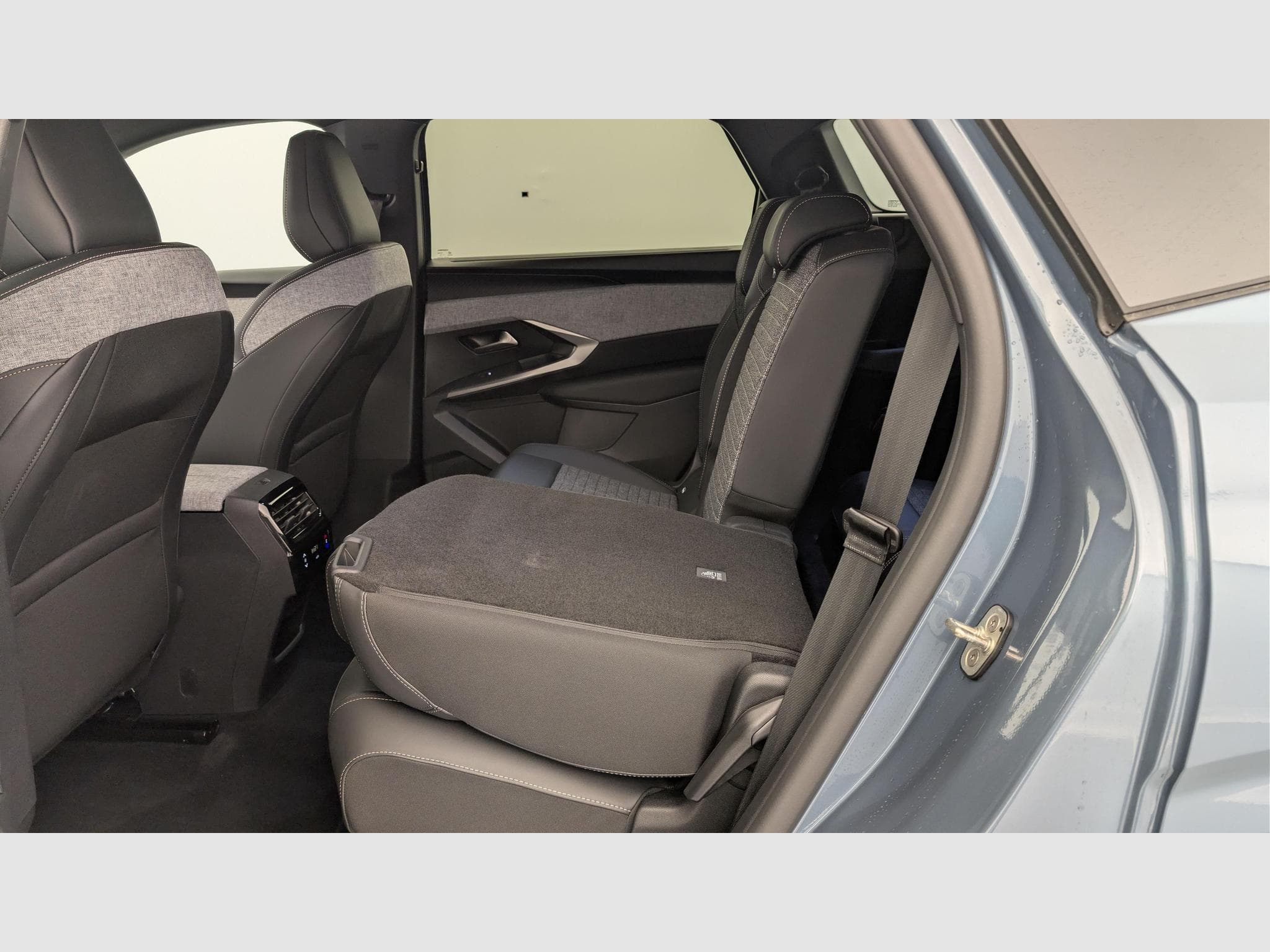 Peugeot 5008 HYBRID 145 CH E-DCS6 ALLURE (2025) - Photo 12