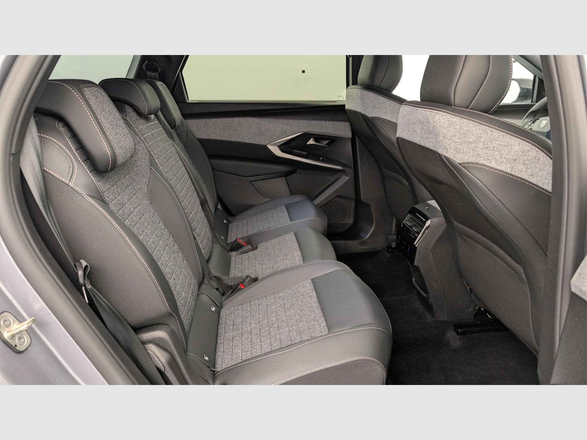 Peugeot 5008 HYBRID 145 CH E-DCS6 ALLURE (2025) - Photo 10