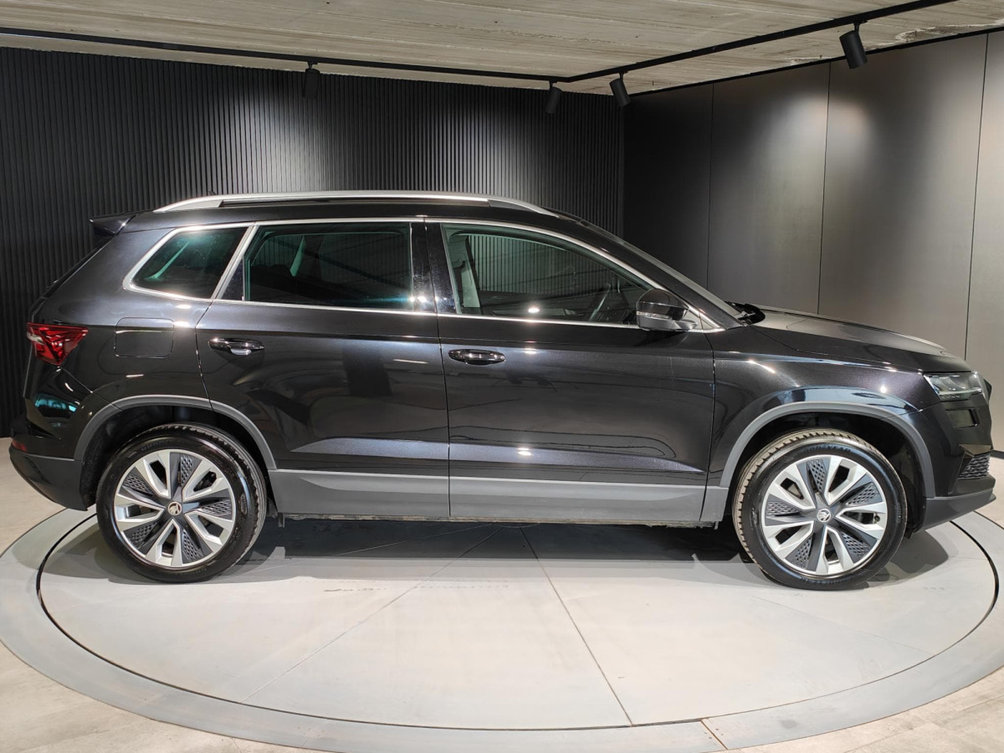 Skoda Karoq 2.0 TDI DSG CARPLAY GPS CAMERA ATTELAGE (2023) - Foto 2