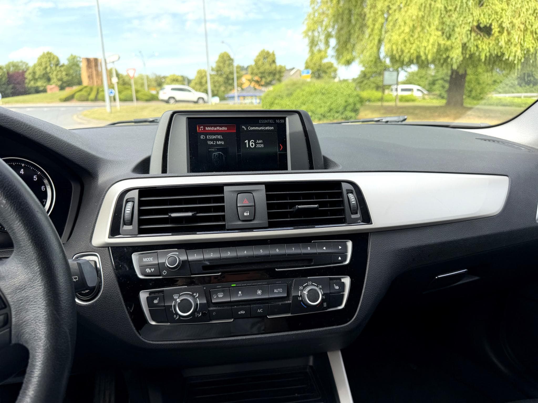 BMW 118 i Advantage Clime, Radar de recul, Sièges chauffants, 2e mai (2017) - Photo 11