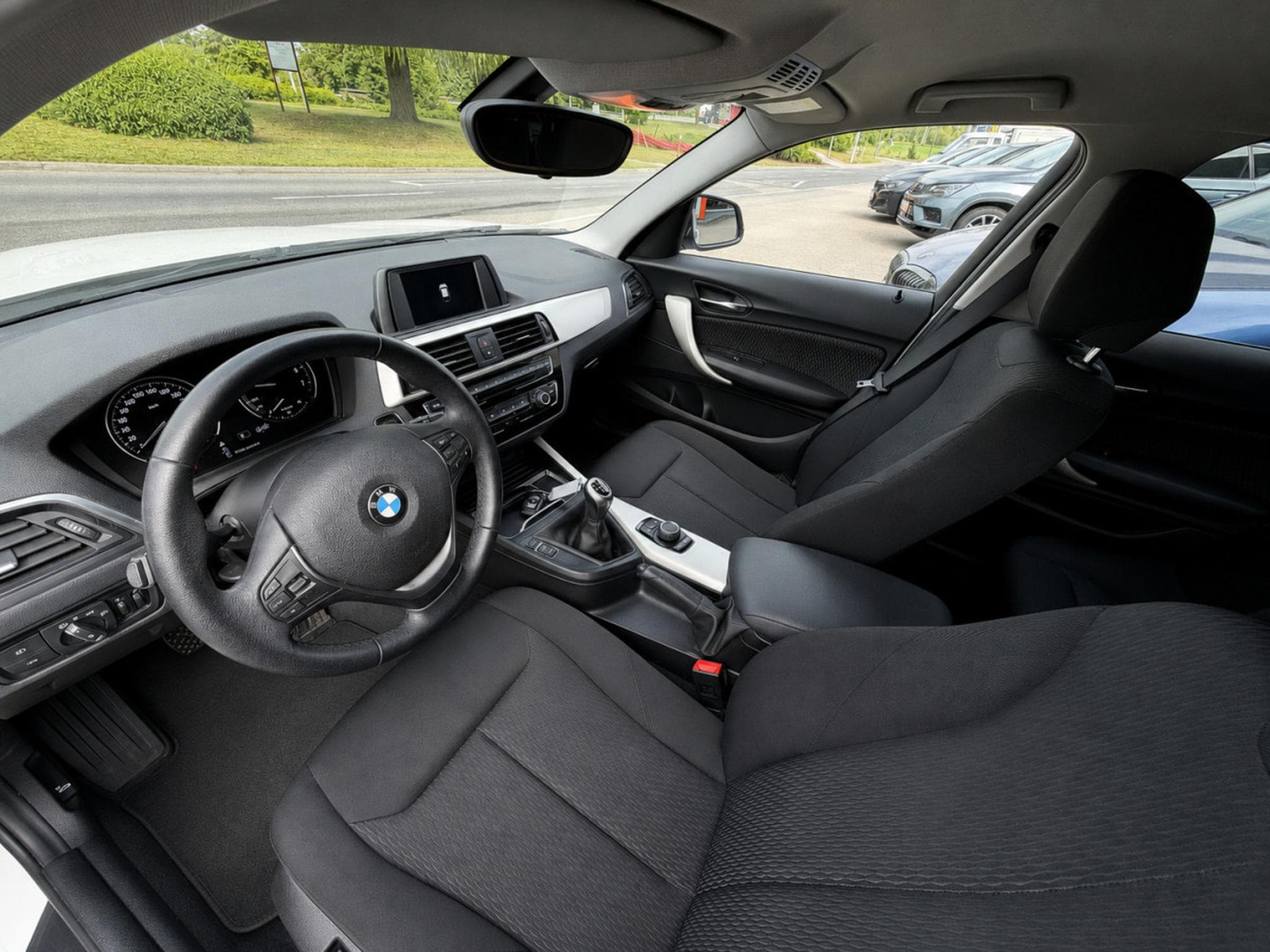 BMW 118 i Advantage Clime, Radar de recul, Sièges chauffants, 2e mai (2017) - Photo 9