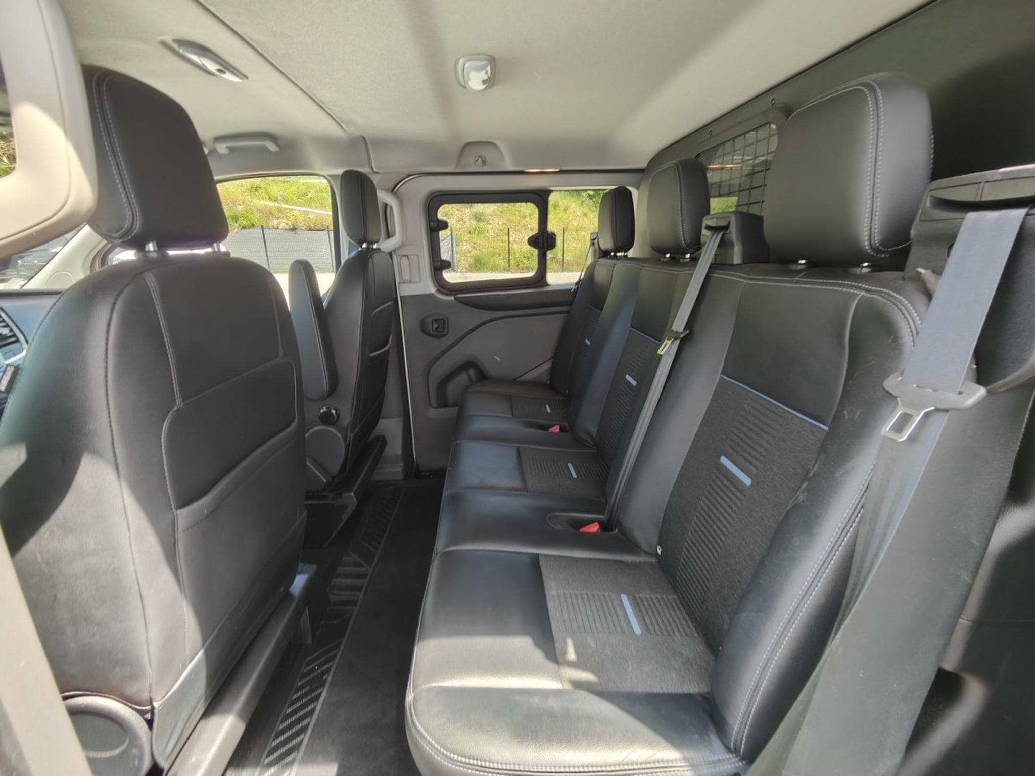 Ford Transit 2.0 TDCI DOUBLE CABINE L2H1 5 PLACES BOITE AUTO CARPLAY CAME (2023) - Photo 10