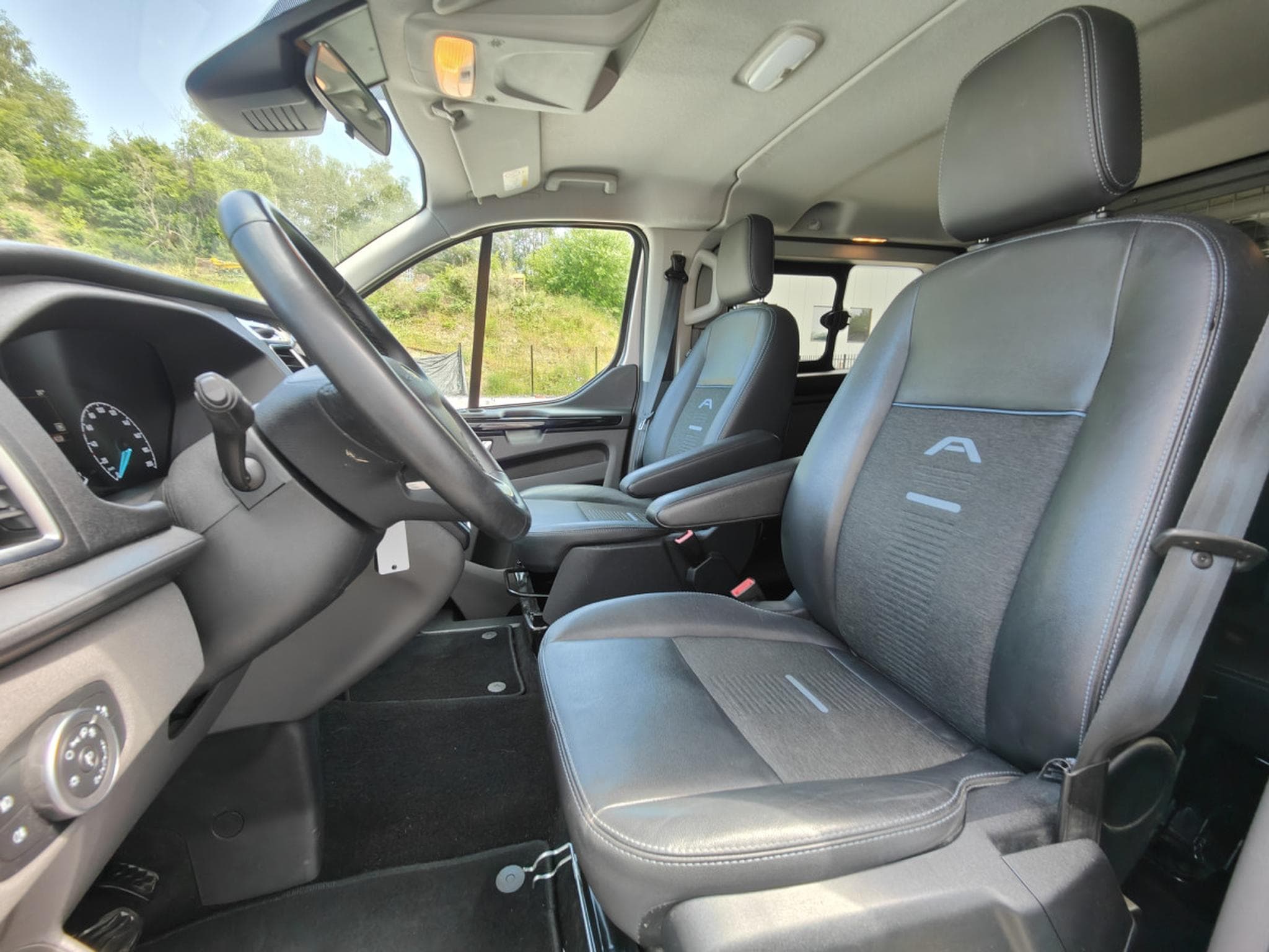 Ford Transit 2.0 TDCI DOUBLE CABINE L2H1 5 PLACES BOITE AUTO CARPLAY CAME (2023) - Photo 12