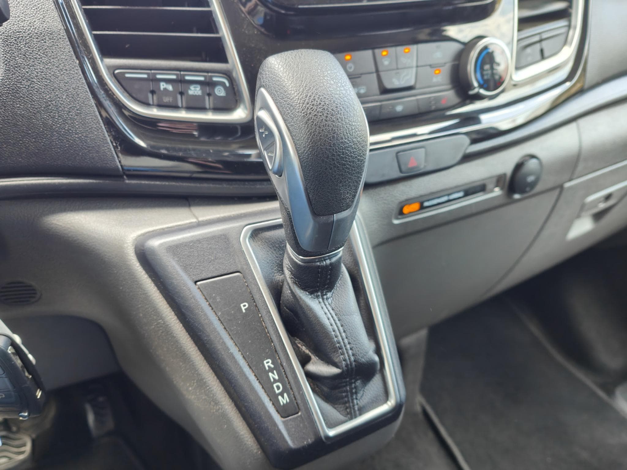 Ford Transit 2.0 TDCI DOUBLE CABINE L2H1 5 PLACES BOITE AUTO CARPLAY CAME (2023) - Photo 14
