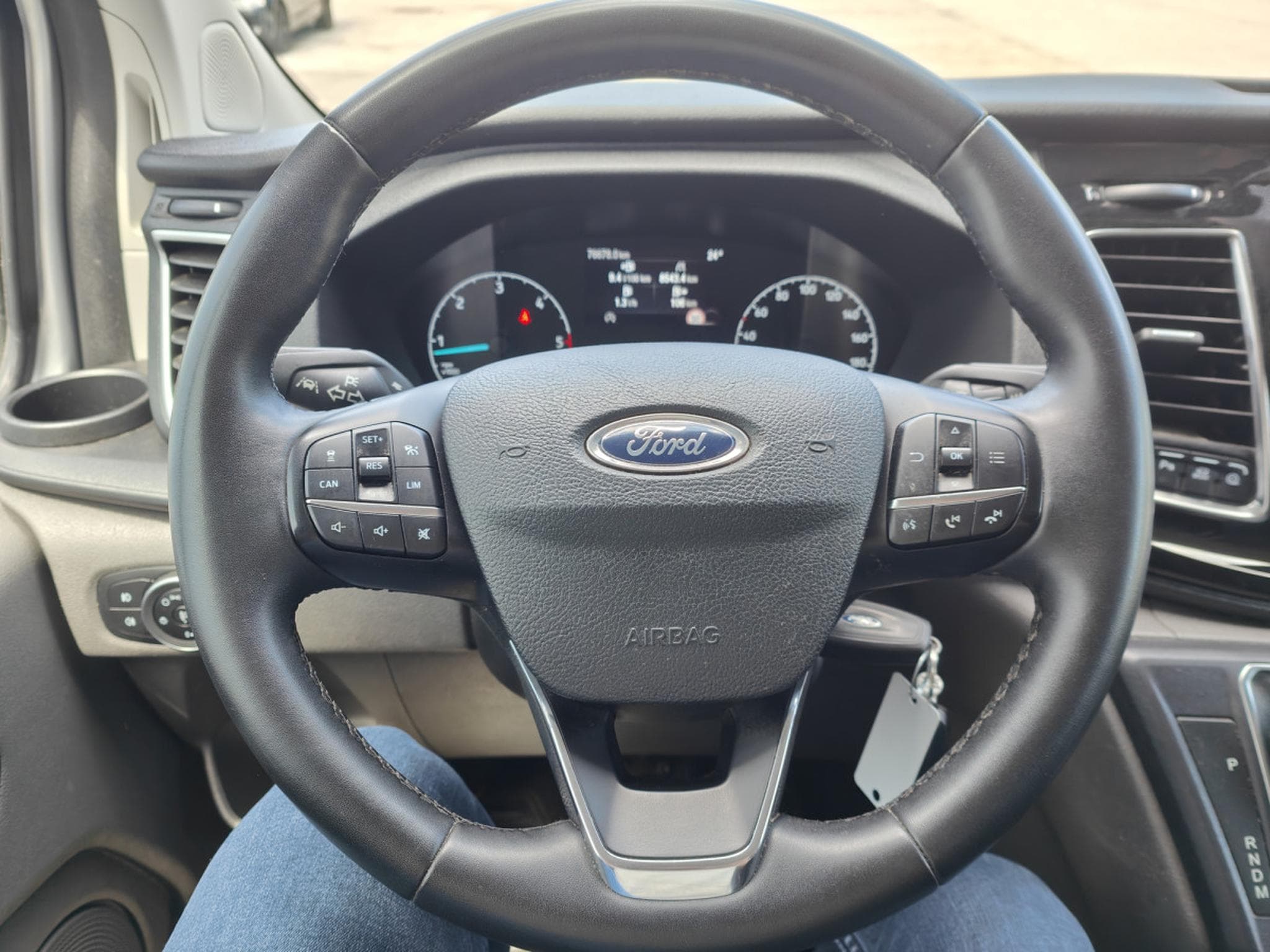 Ford Transit 2.0 TDCI DOUBLE CABINE L2H1 5 PLACES BOITE AUTO CARPLAY CAME (2023) - Photo 17