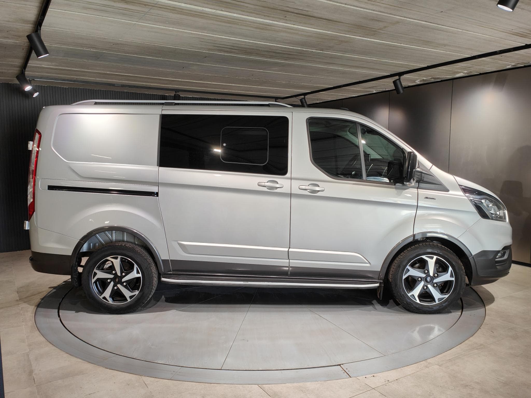 Ford Transit 2.0 TDCI DOUBLE CABINE L2H1 5 PLACES BOITE AUTO CARPLAY CAME (2023) - Photo 2
