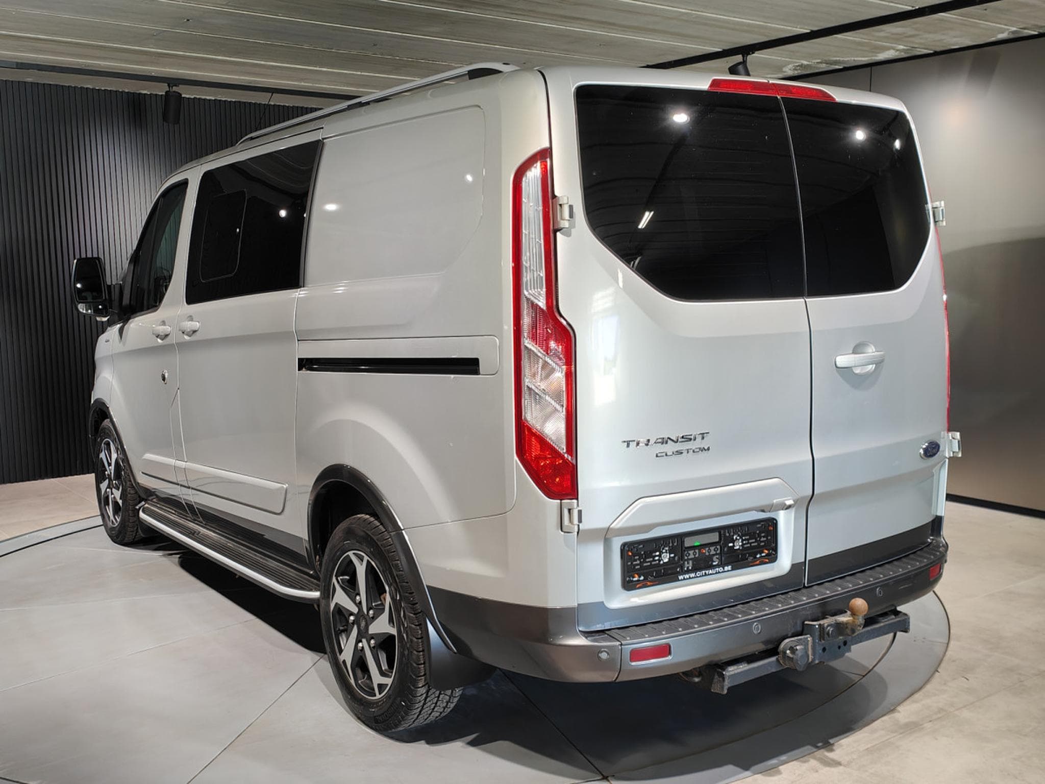 Ford Transit 2.0 TDCI DOUBLE CABINE L2H1 5 PLACES BOITE AUTO CARPLAY CAME (2023) - Photo 4