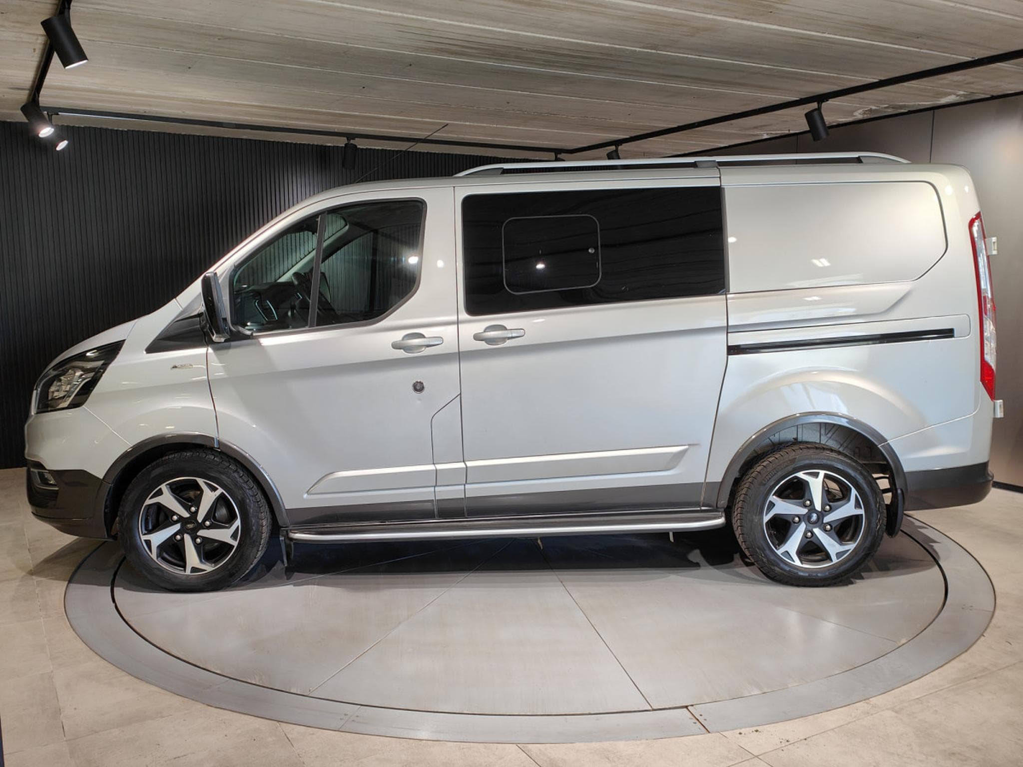 Ford Transit 2.0 TDCI DOUBLE CABINE L2H1 5 PLACES BOITE AUTO CARPLAY CAME (2023) - Photo 5