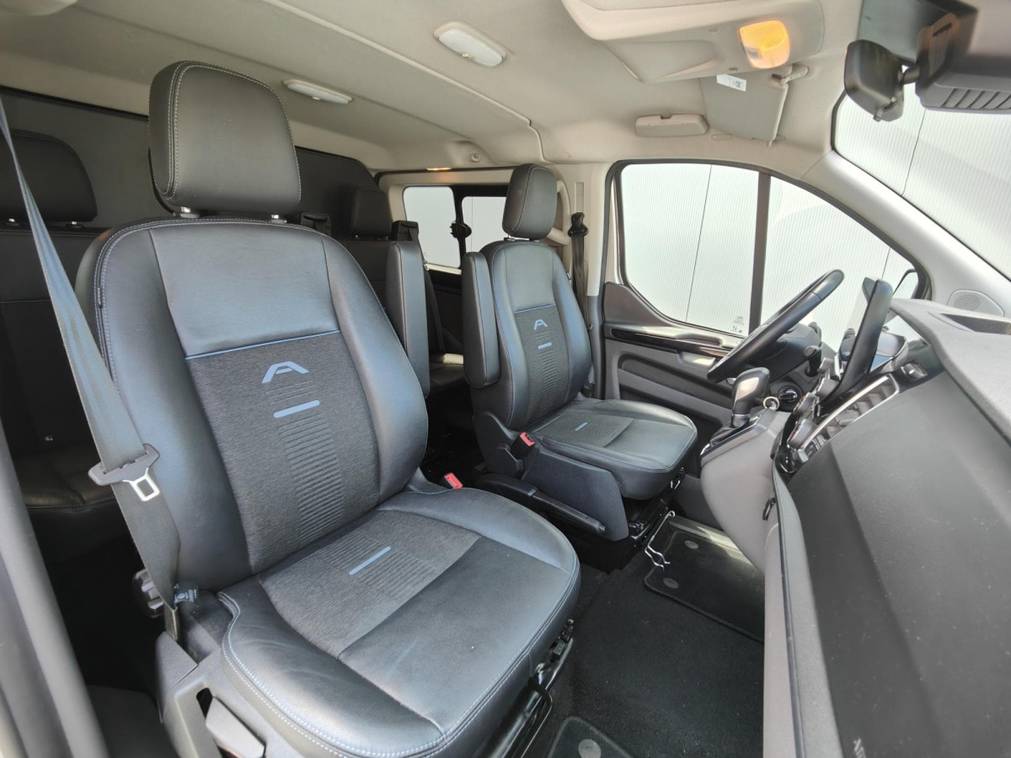 Ford Transit 2.0 TDCI DOUBLE CABINE L2H1 5 PLACES BOITE AUTO CARPLAY CAME (2023) - Photo 7