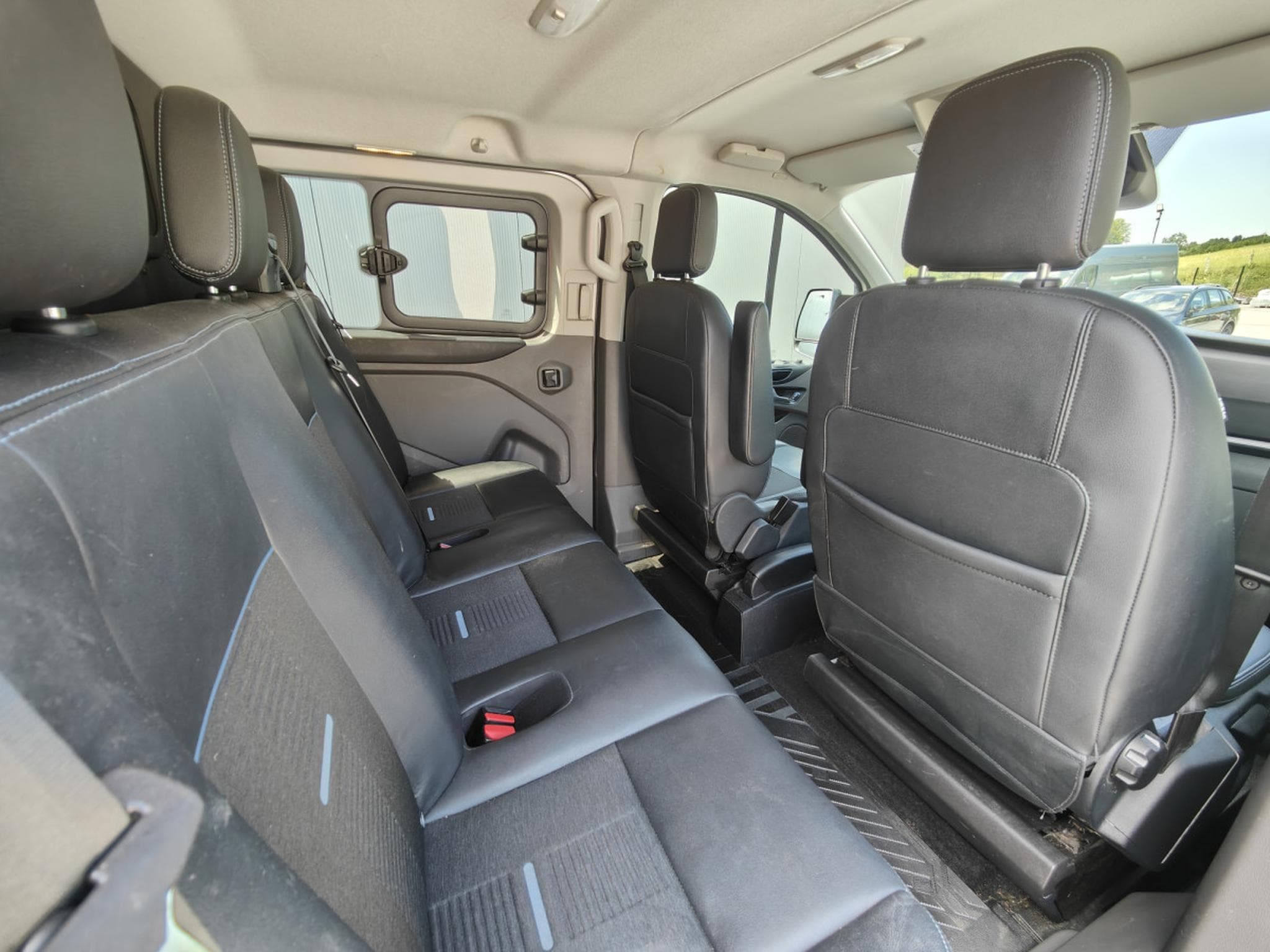 Ford Transit 2.0 TDCI DOUBLE CABINE L2H1 5 PLACES BOITE AUTO CARPLAY CAME (2023) - Photo 8