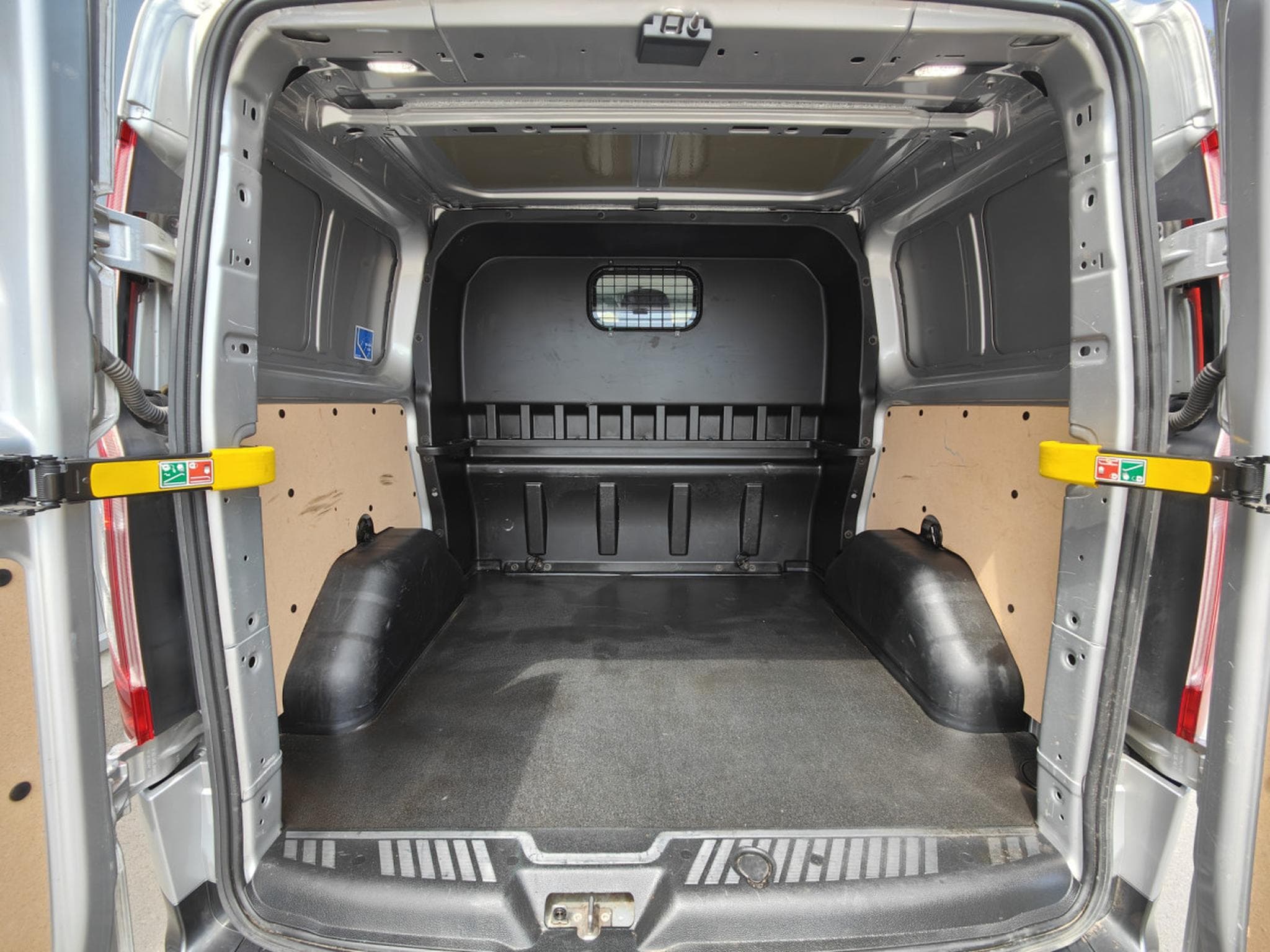 Ford Transit 2.0 TDCI DOUBLE CABINE L2H1 5 PLACES BOITE AUTO CARPLAY CAME (2023) - Photo 9