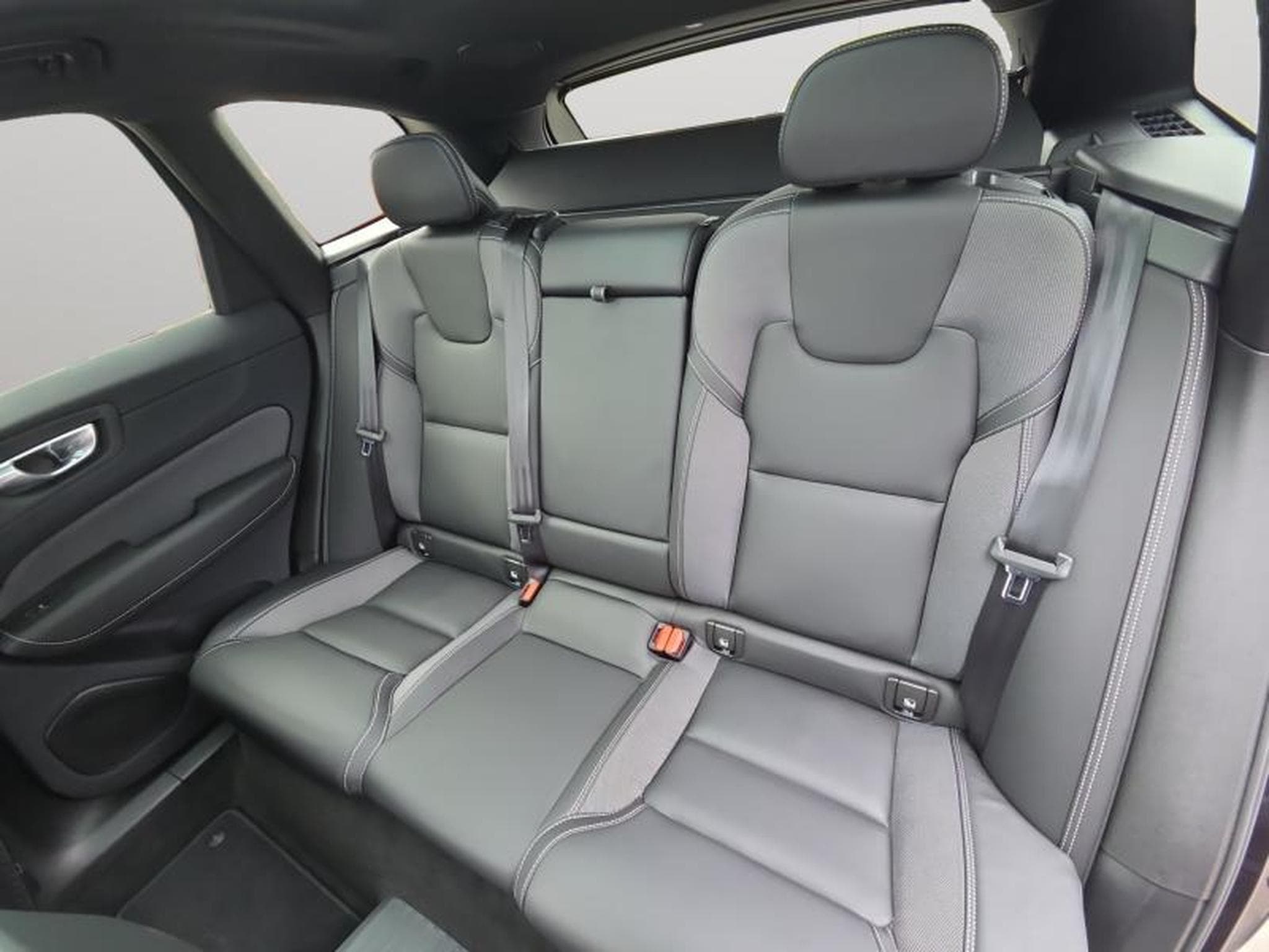 Volvo XC60 T6 Plus Dark / Hybride KIT HIVER (2025) - Photo 13