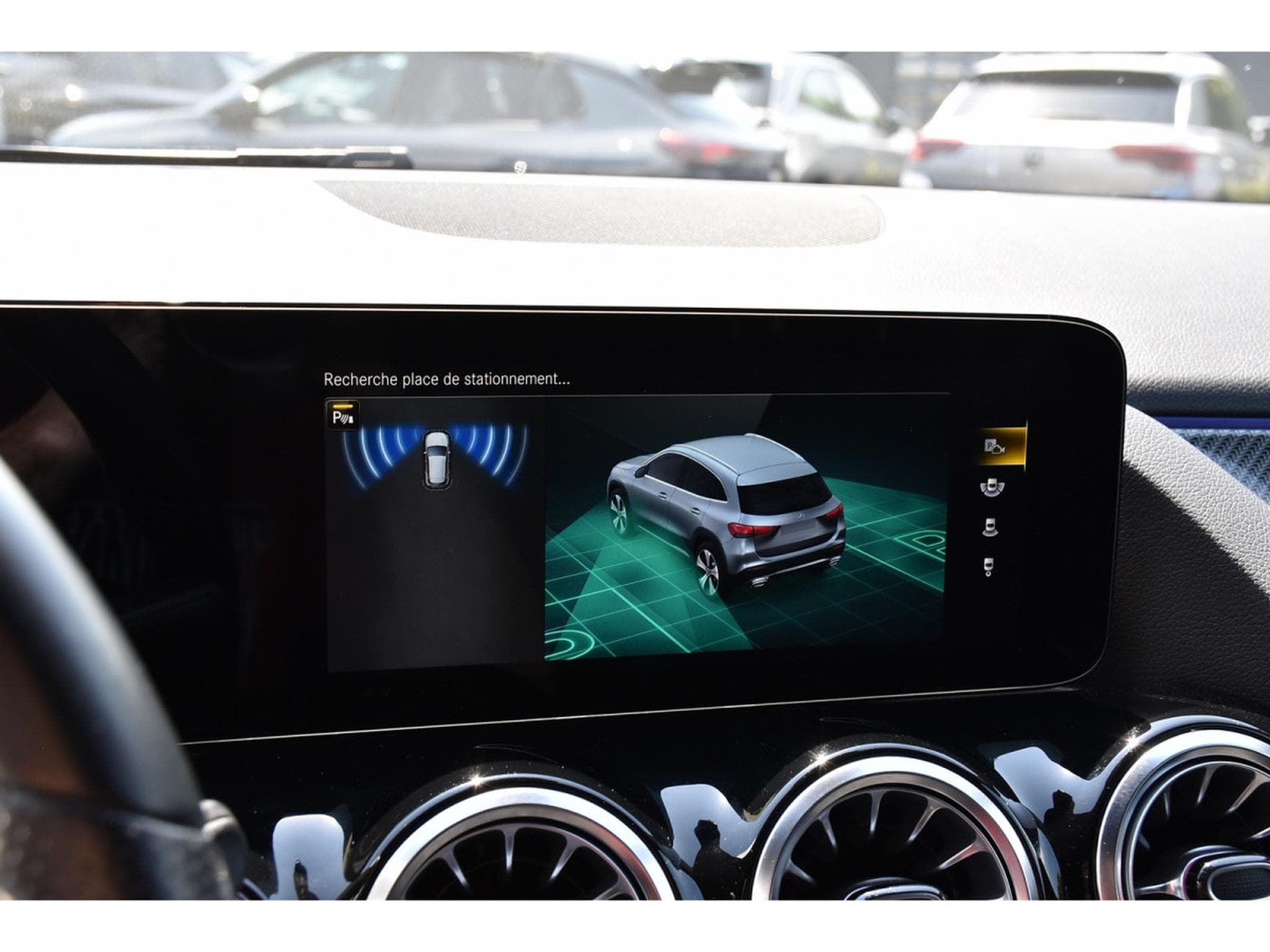 Mercedes GLA 250 AMG Line 8G-Tronic DISTR LANE SIDE CAM ATT RMQ 1° MAIN (2022) - Photo 16