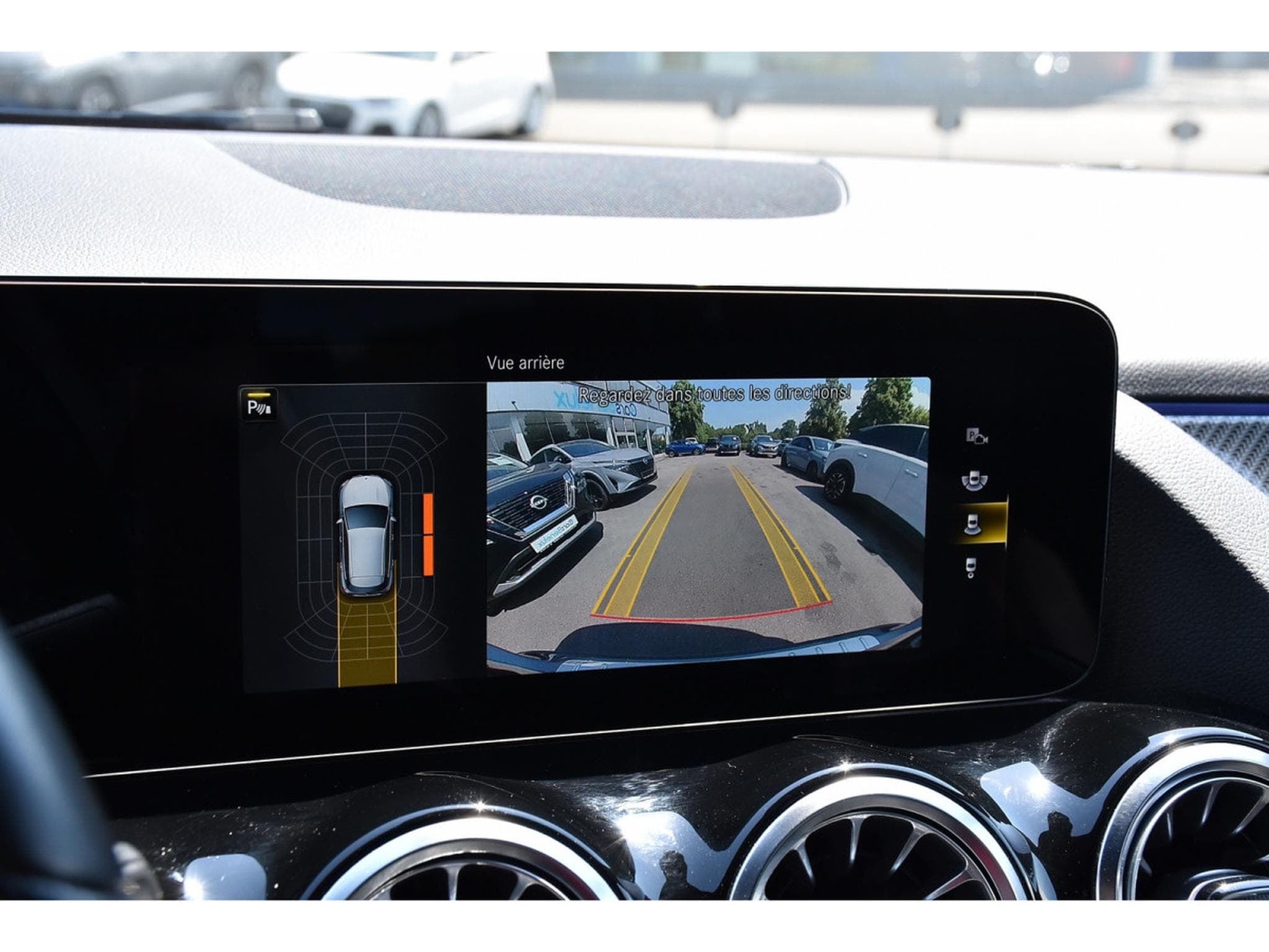 Mercedes GLA 250 AMG Line 8G-Tronic DISTR LANE SIDE CAM ATT RMQ 1° MAIN (2022) - Photo 17