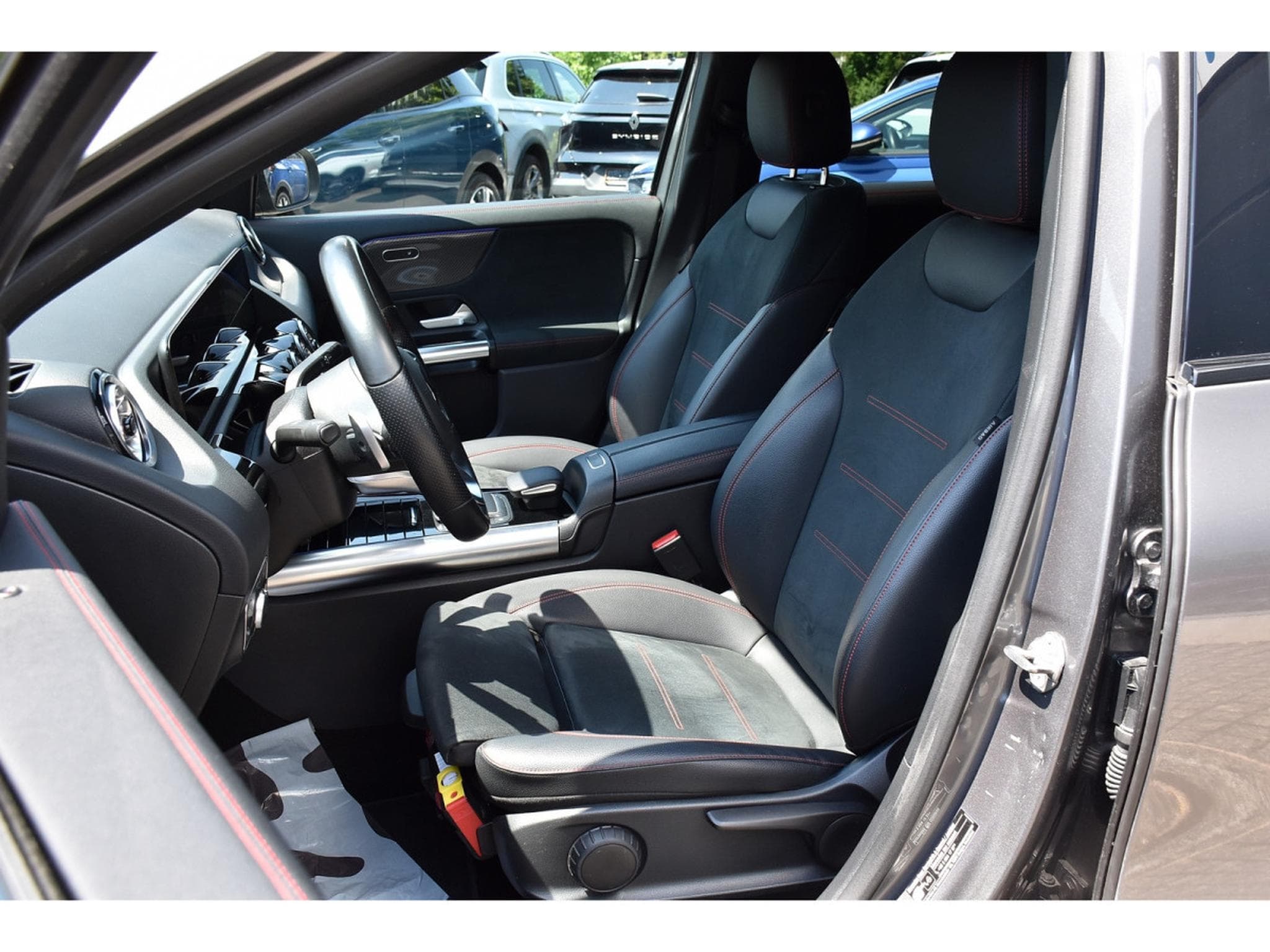 Mercedes GLA 250 AMG Line 8G-Tronic DISTR LANE SIDE CAM ATT RMQ 1° MAIN (2022) - Photo 6
