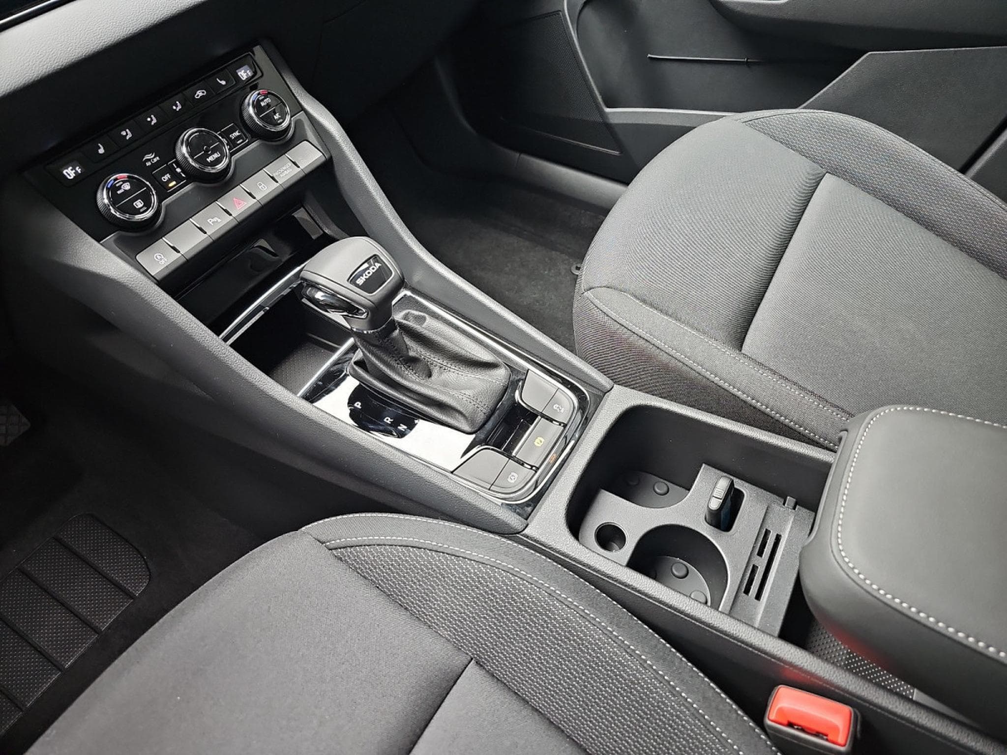 Skoda Karoq 1.5 TSi DSG 150 130 Anniversary (2026) - Foto 12