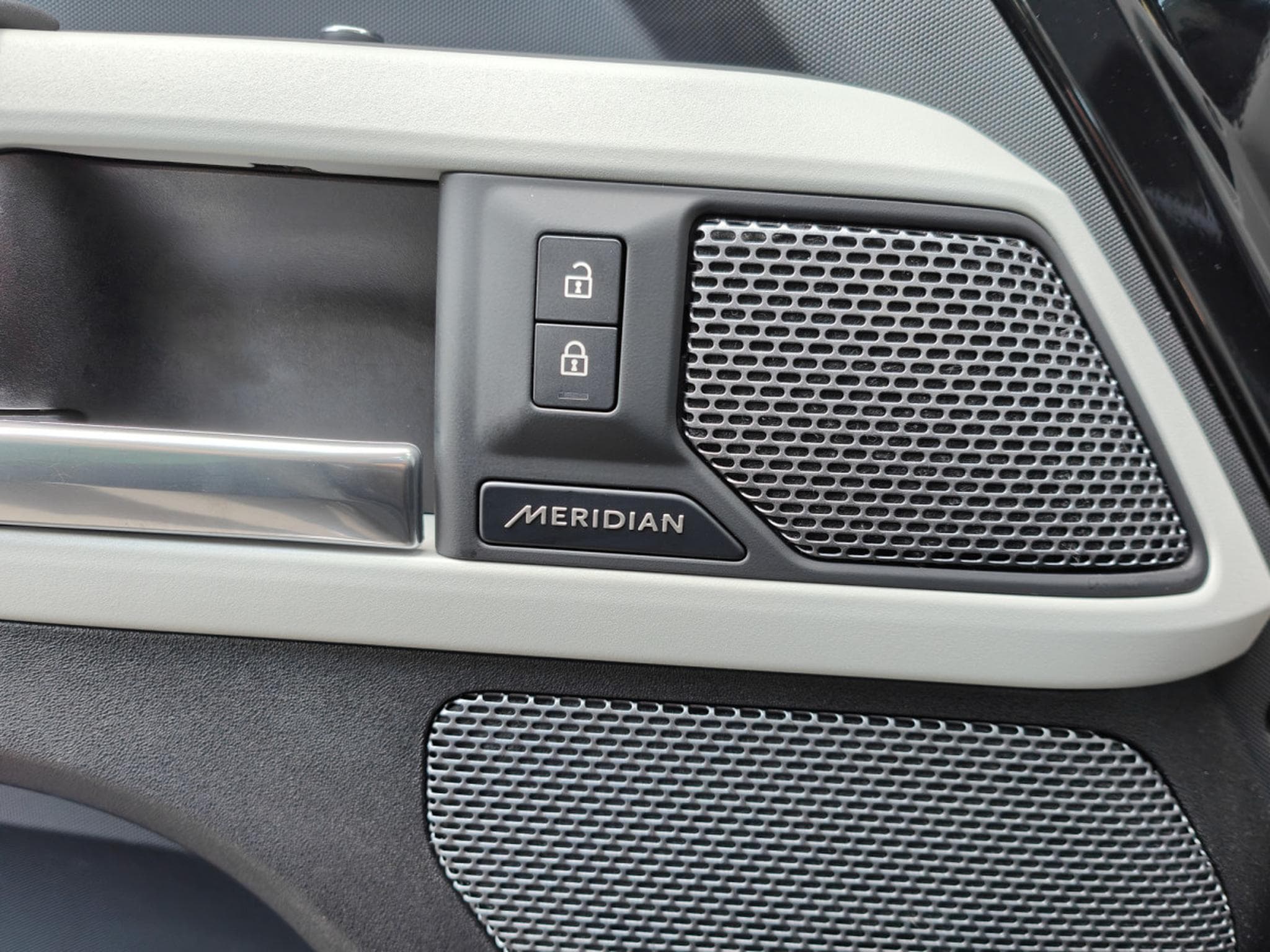 Land-Rover Defender 90 D250 TOIT OUVRANT CARPLAY CAMERA 360 CUIR (2022) - Photo 13
