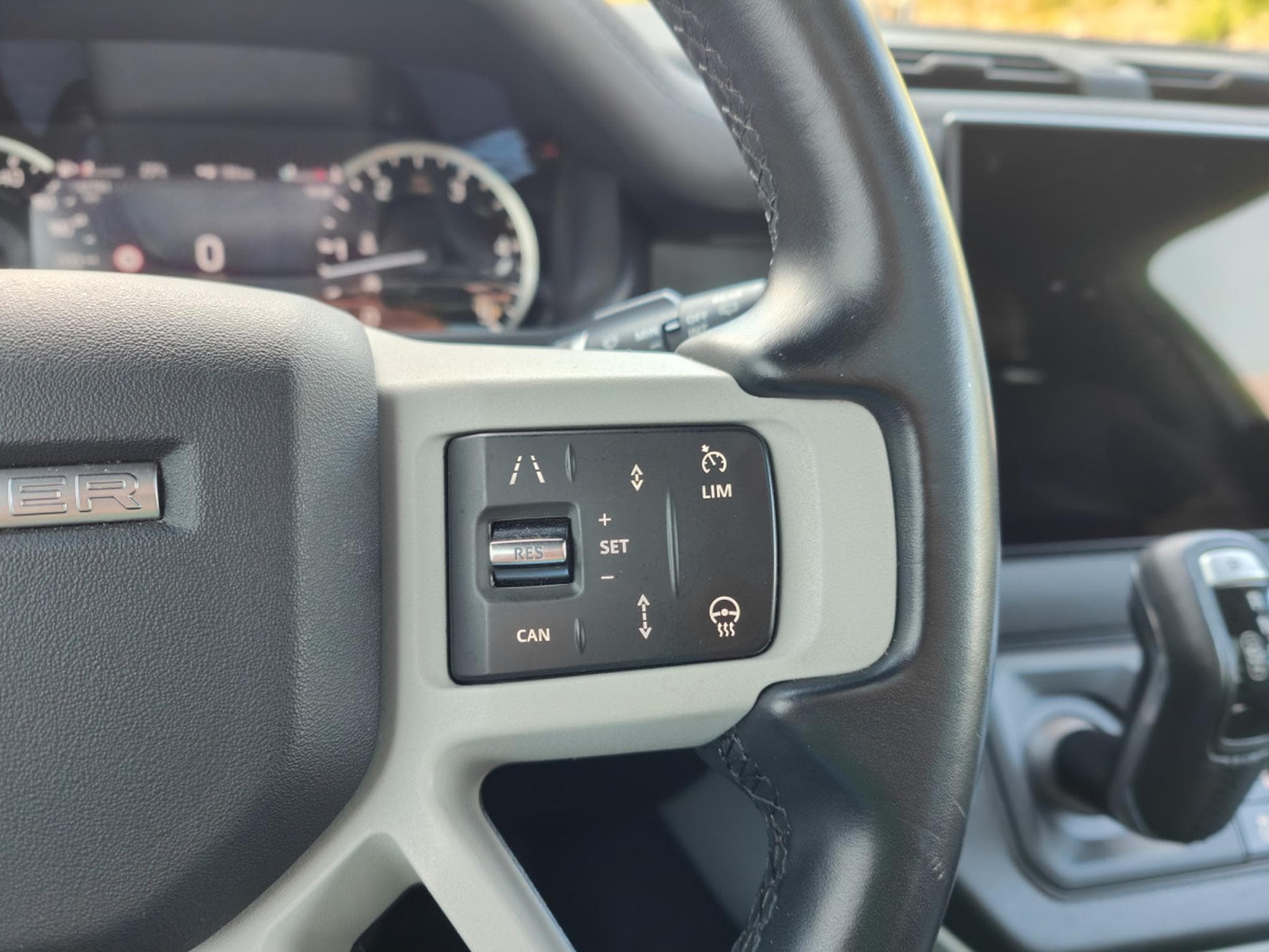 Land-Rover Defender 90 D250 TOIT OUVRANT CARPLAY CAMERA 360 CUIR (2022) - Photo 20