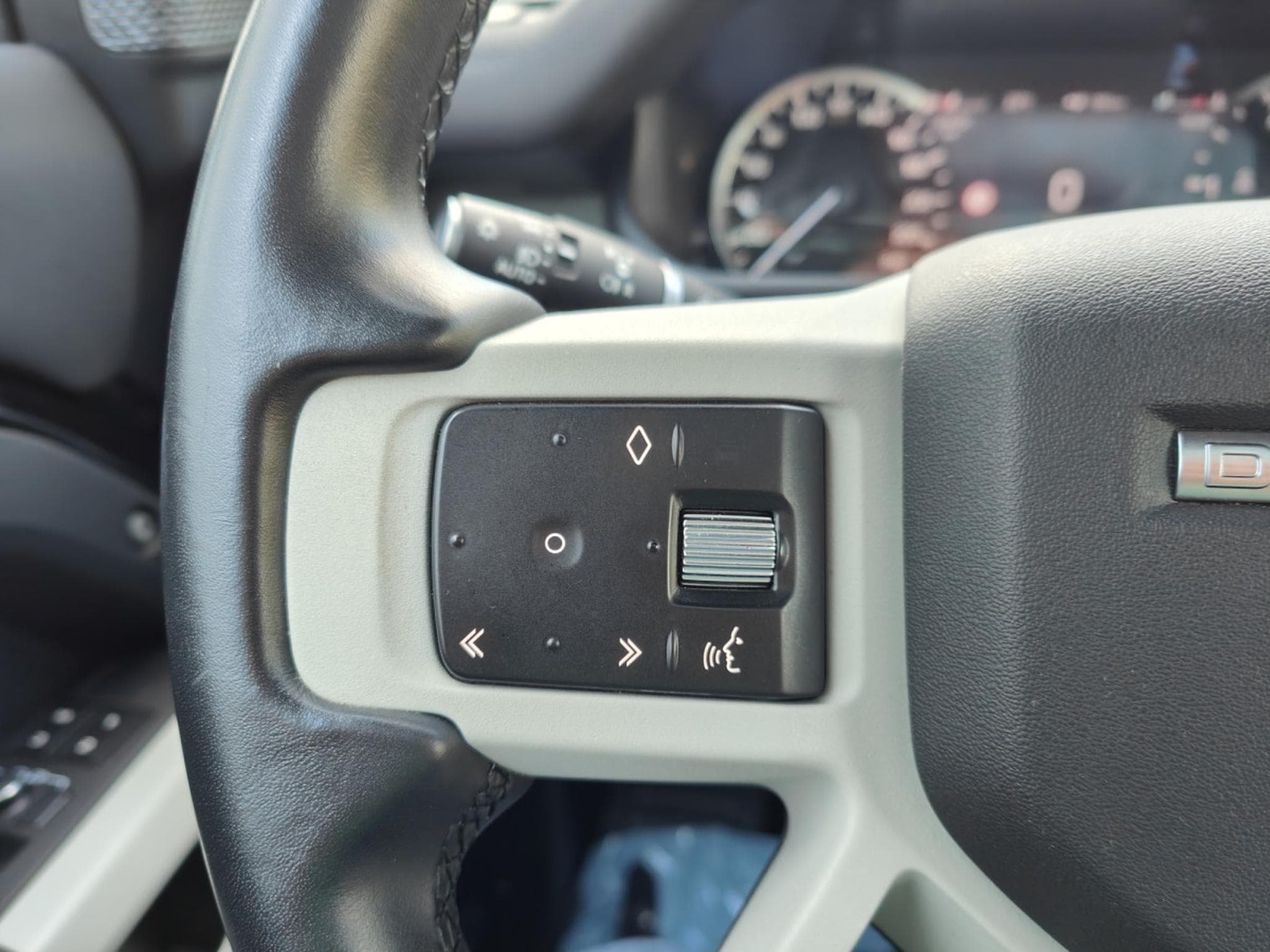 Land-Rover Defender 90 D250 TOIT OUVRANT CARPLAY CAMERA 360 CUIR (2022) - Photo 21