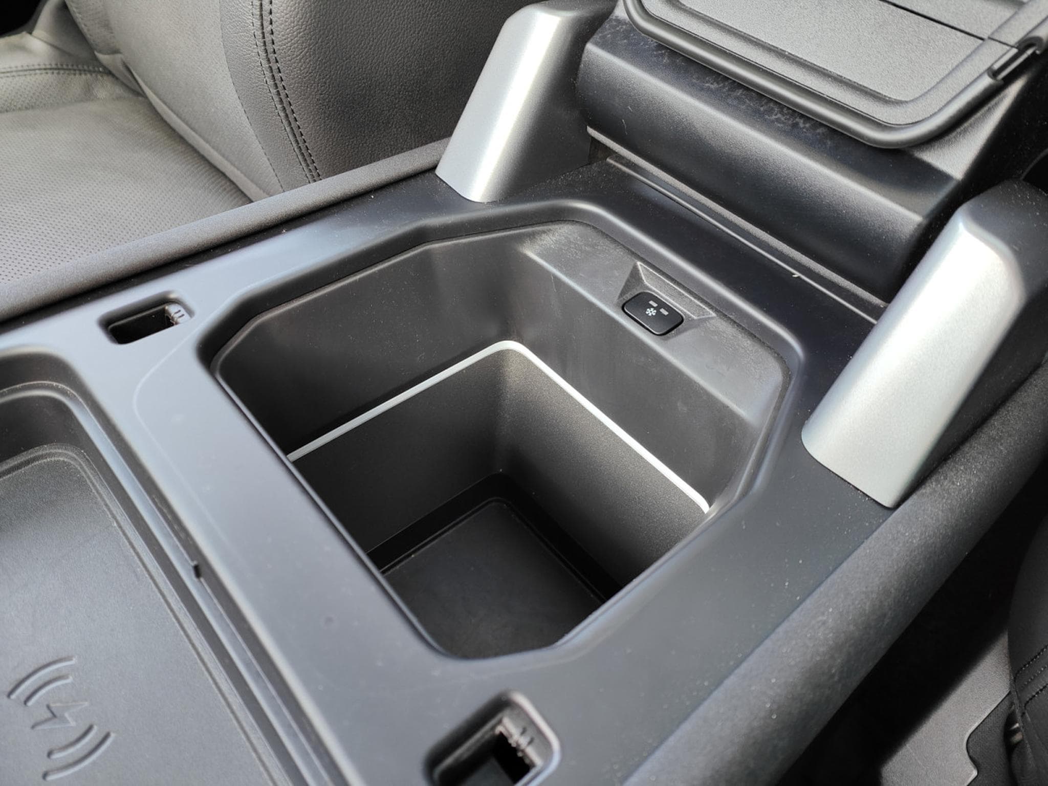 Land-Rover Defender 90 D250 TOIT OUVRANT CARPLAY CAMERA 360 CUIR (2022) - Photo 25