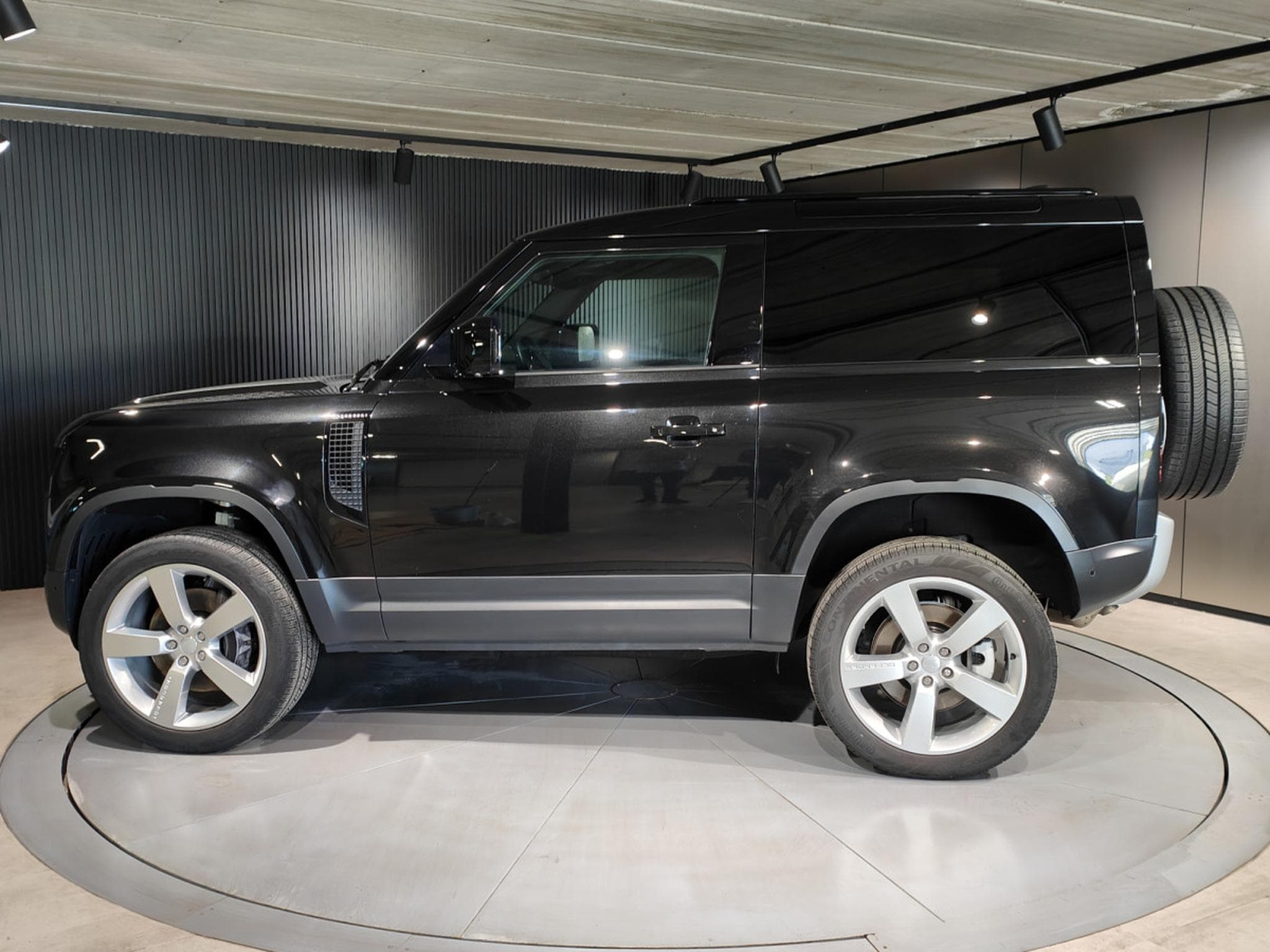 Land-Rover Defender 90 D250 TOIT OUVRANT CARPLAY CAMERA 360 CUIR (2022) - Photo 5