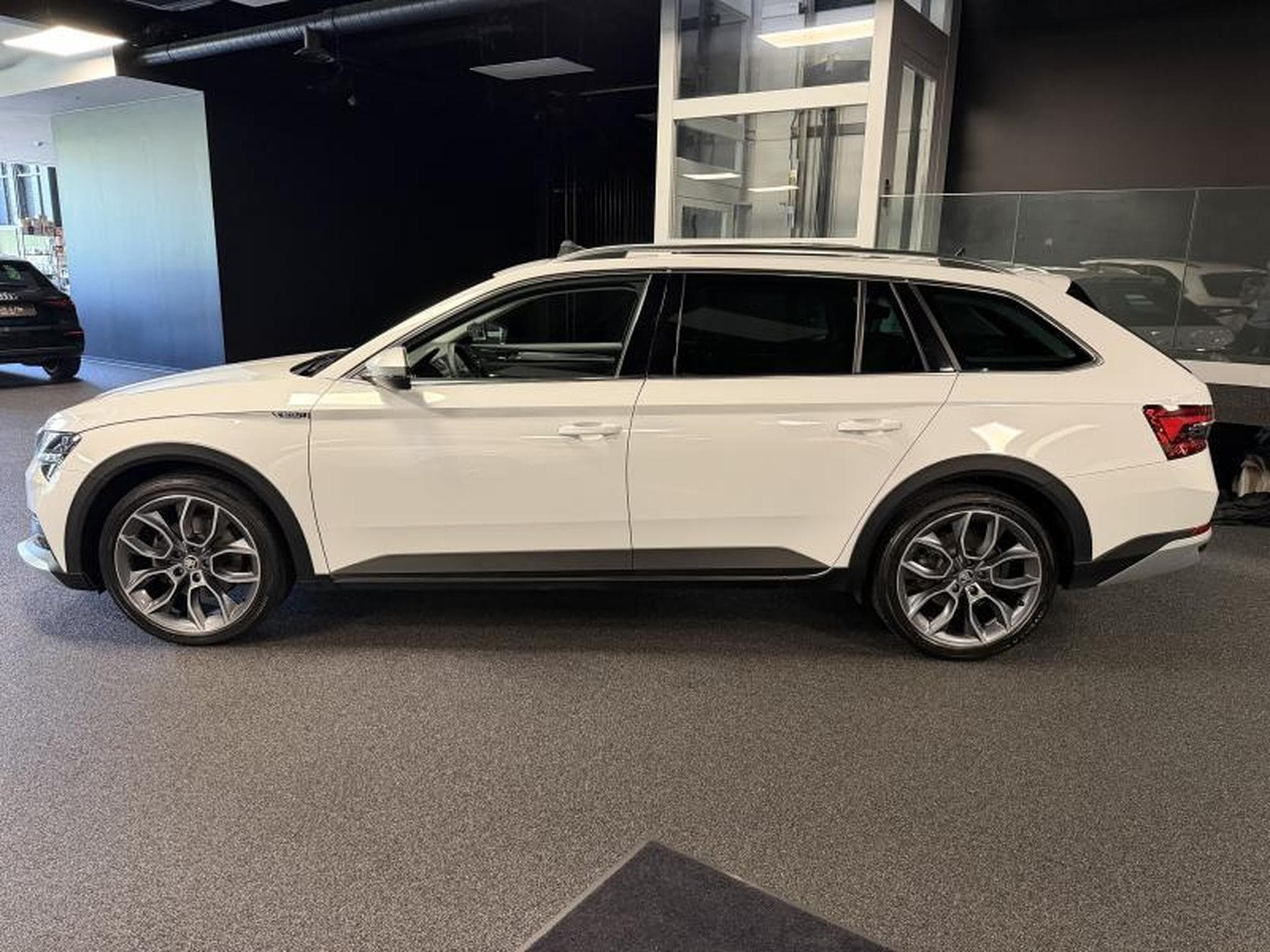 Skoda Superb SCOUT 2.0 TDI DSG 4X4 (2020) - Foto 4