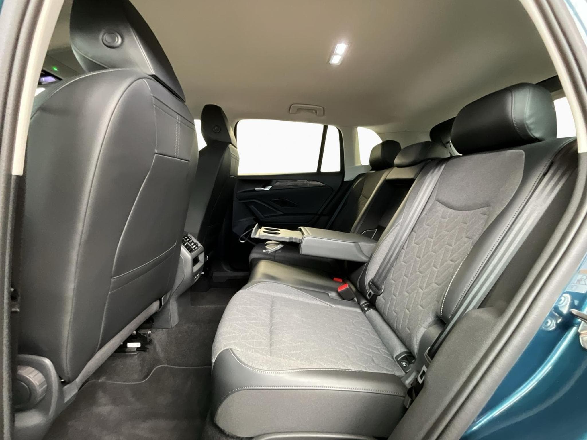 VW Tiguan Life+DSG+AHK+P.Info.+RearView (2025) - Foto 18