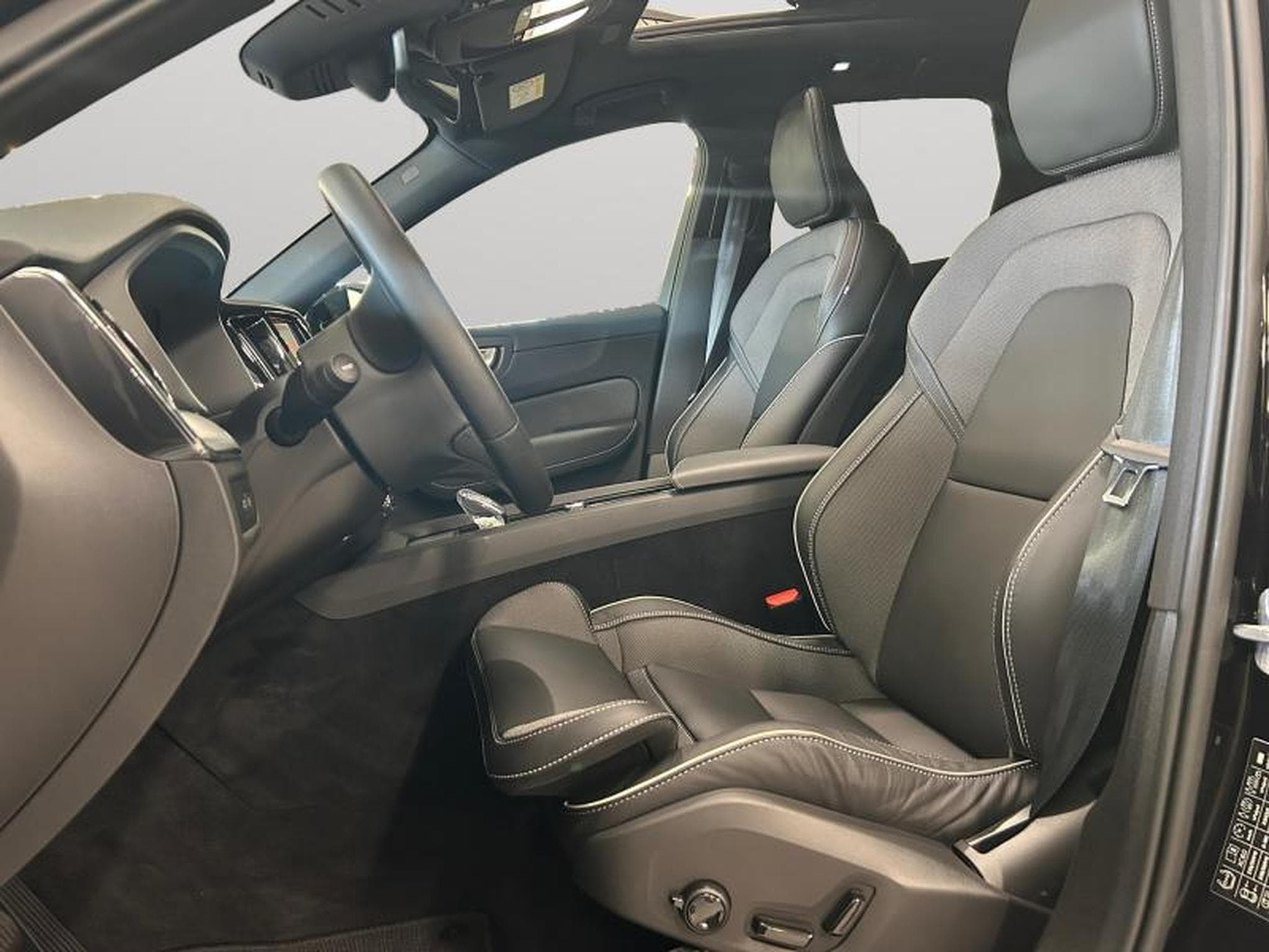 Volvo XC60 T6 Plus Dark / Hybride KIT HIVER INCLUS (2025) - Foto 12