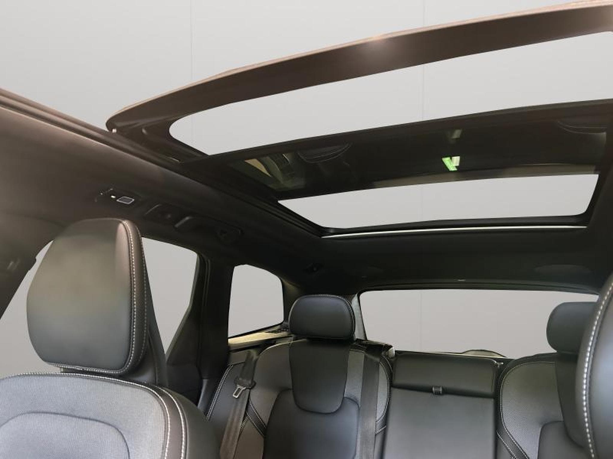 Volvo XC60 T6 Plus Dark / Hybride KIT HIVER INCLUS (2025) - Foto 14