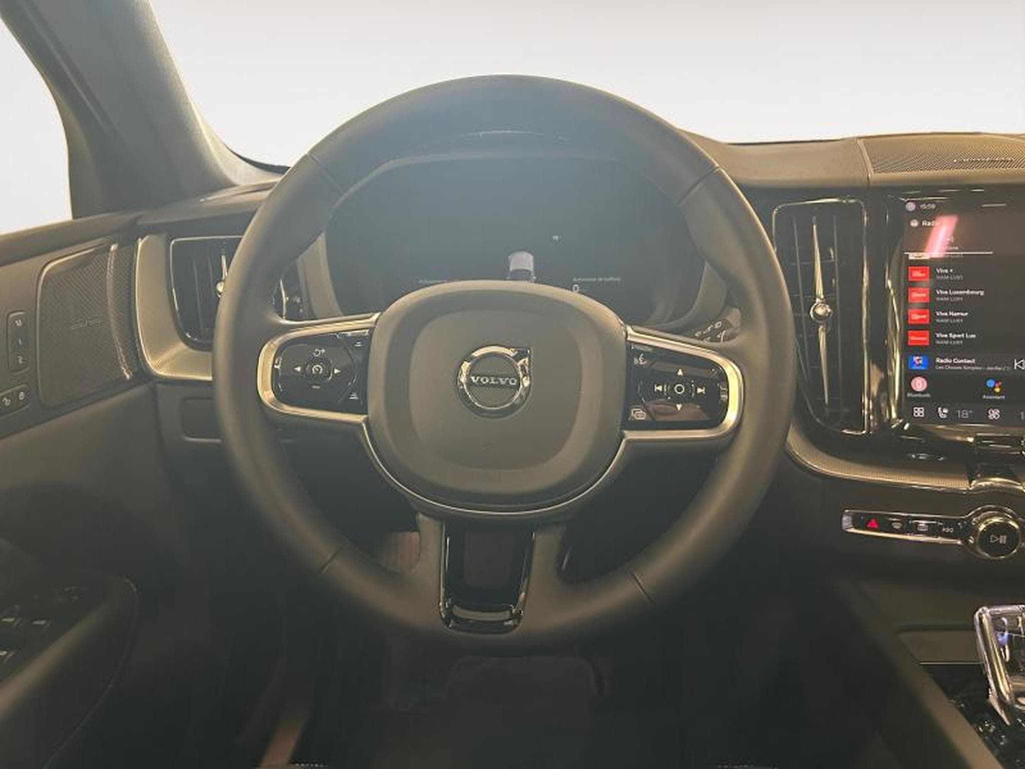 Volvo XC60 T6 Plus Dark / Hybride KIT HIVER INCLUS (2025) - Foto 17